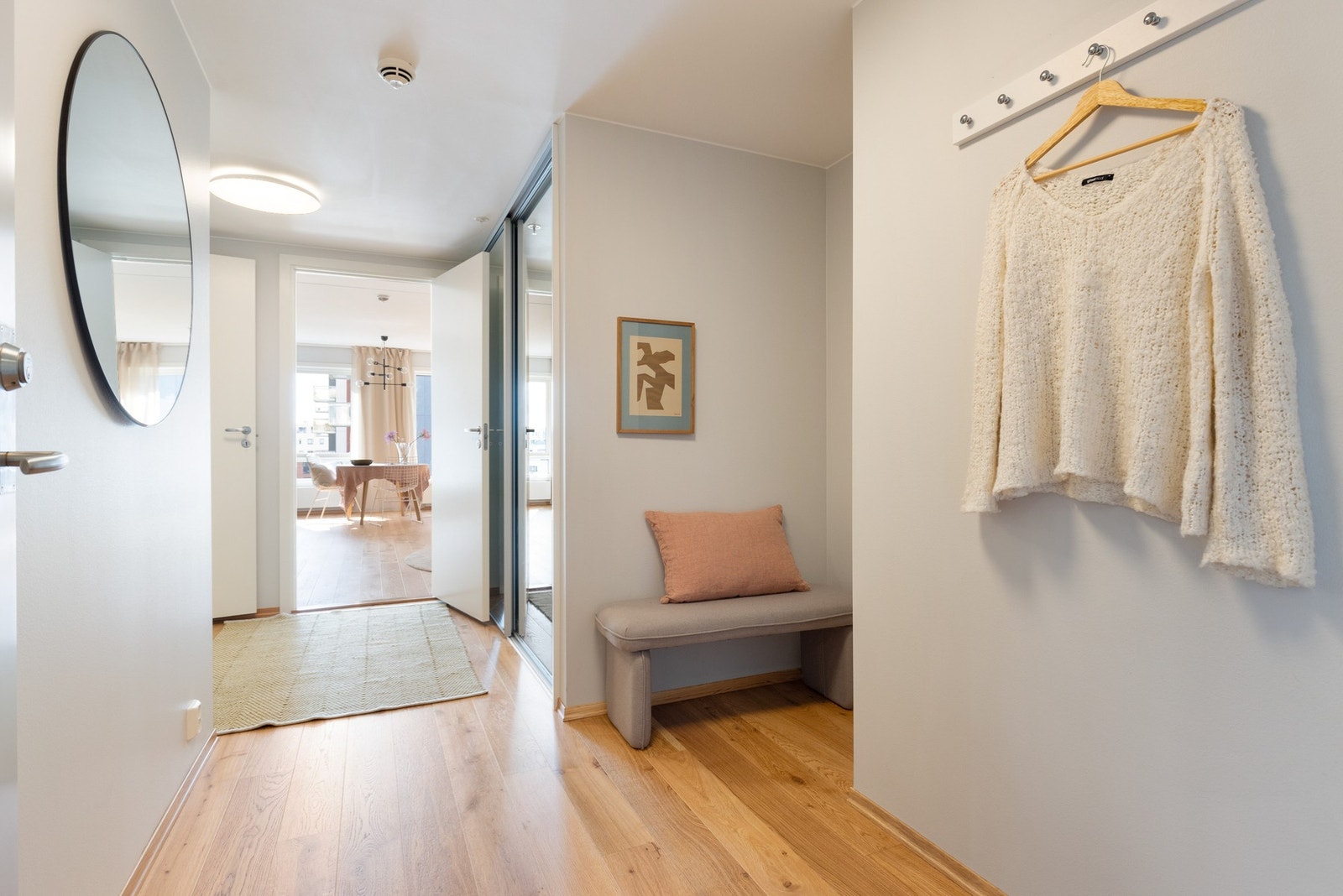Velkommen inn! En flott entré med plass for knaggrekke og garderobe eller lignende møblement for lagring. Galleribilde
