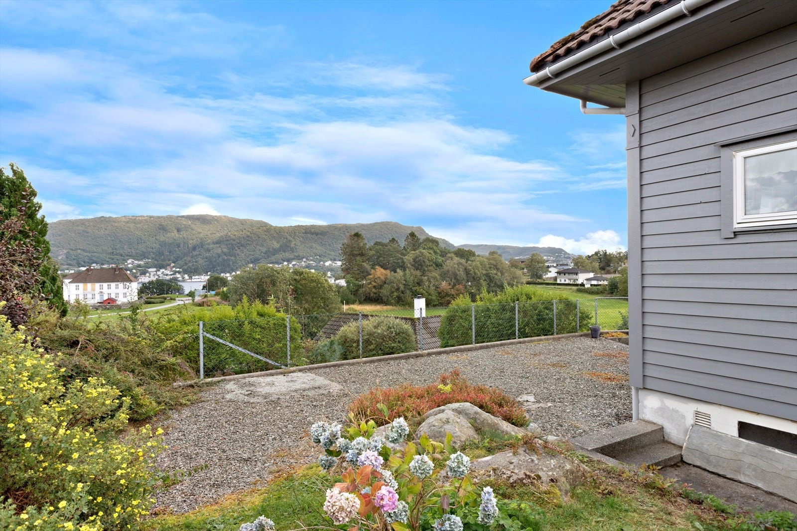 Her er det fine uteplasser rundt huset, hvor man kan flytte seg etter vær og vind. Galleribilde