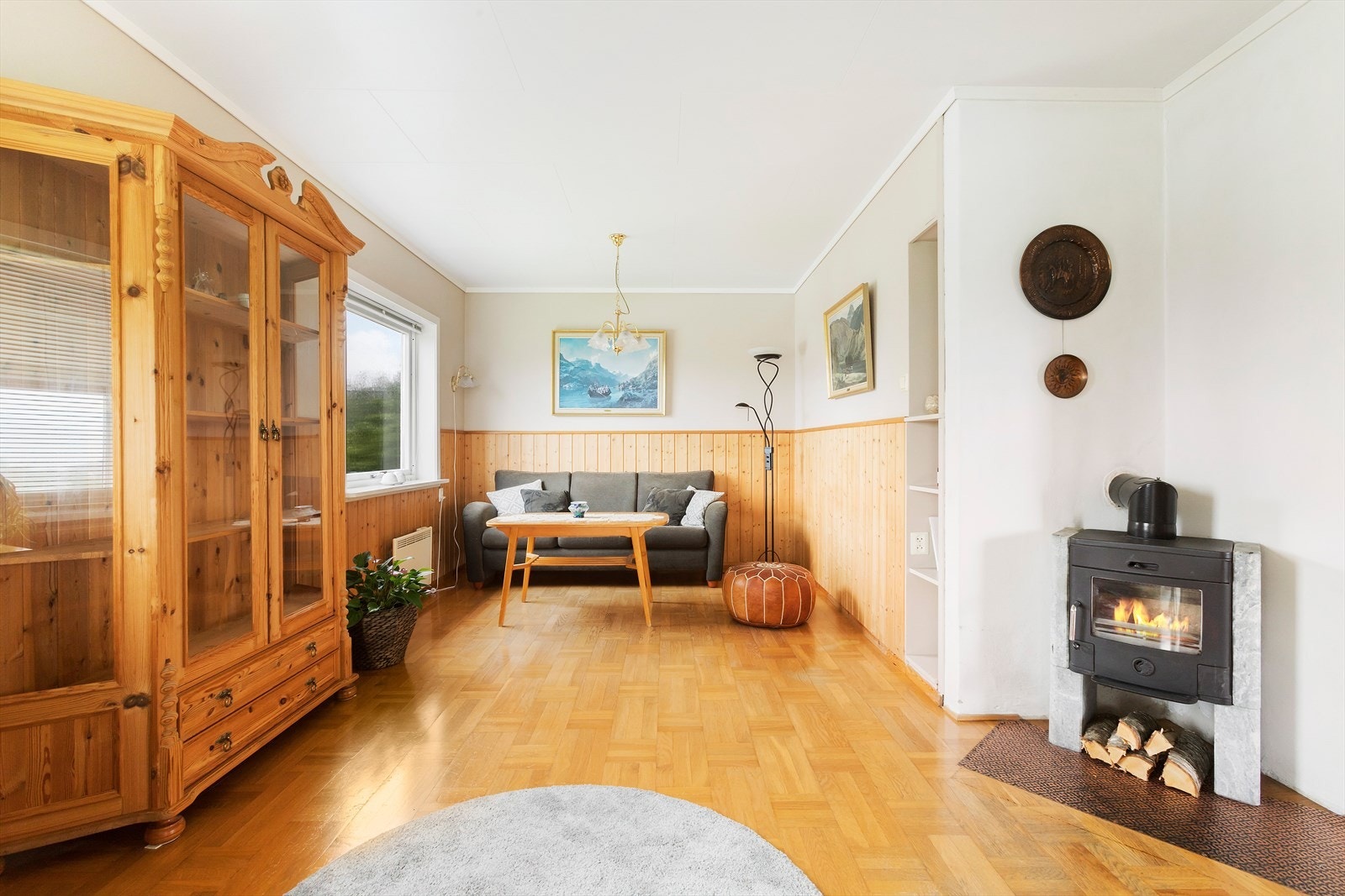 Velkommen inn! Her i stuen er det plass for flere sittegrupper. Galleribilde