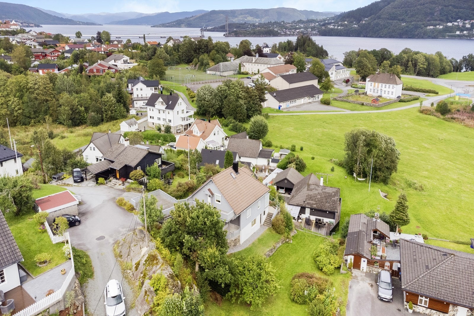 Fra eiendommen er det ikke lange spaserturen til Frekhaug med butikker, skoler, barnehager og fritidstilbud. Galleribilde
