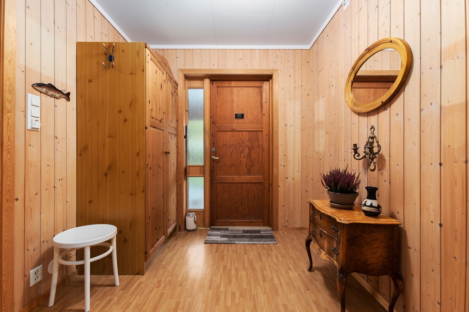 Entré med god plass for alt av yttertøy. Galleribilde