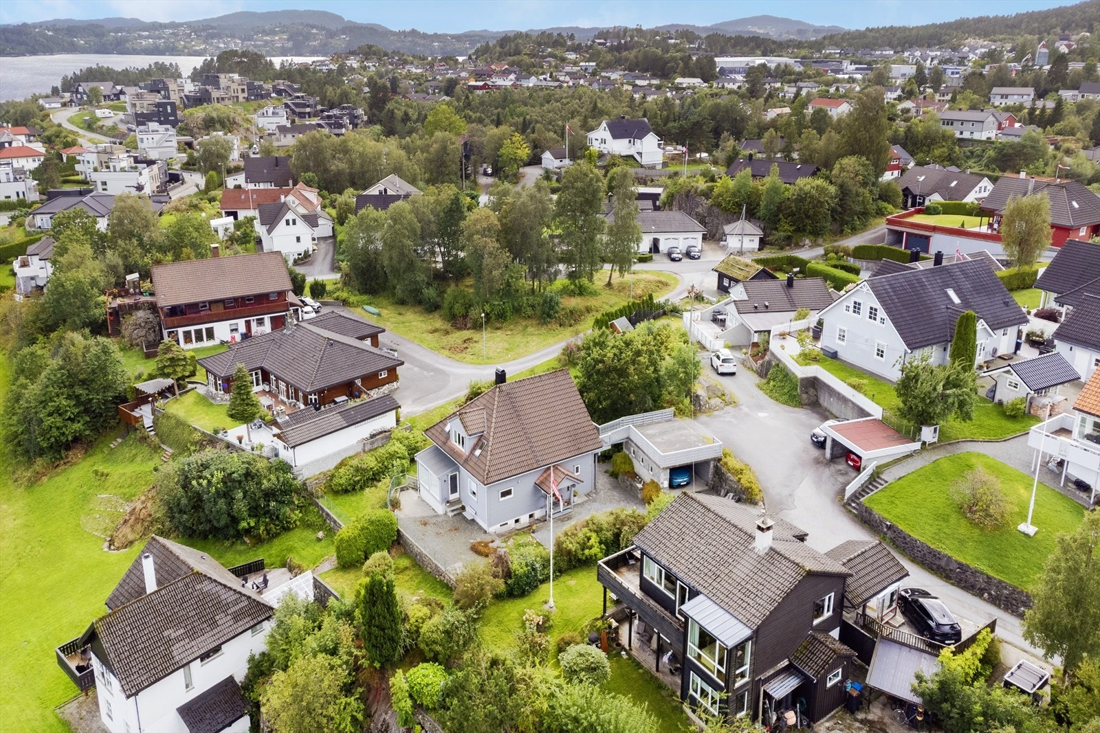 Huset ligger fint plassert innerst i blindvei omgitt av eneboliger. Galleribilde