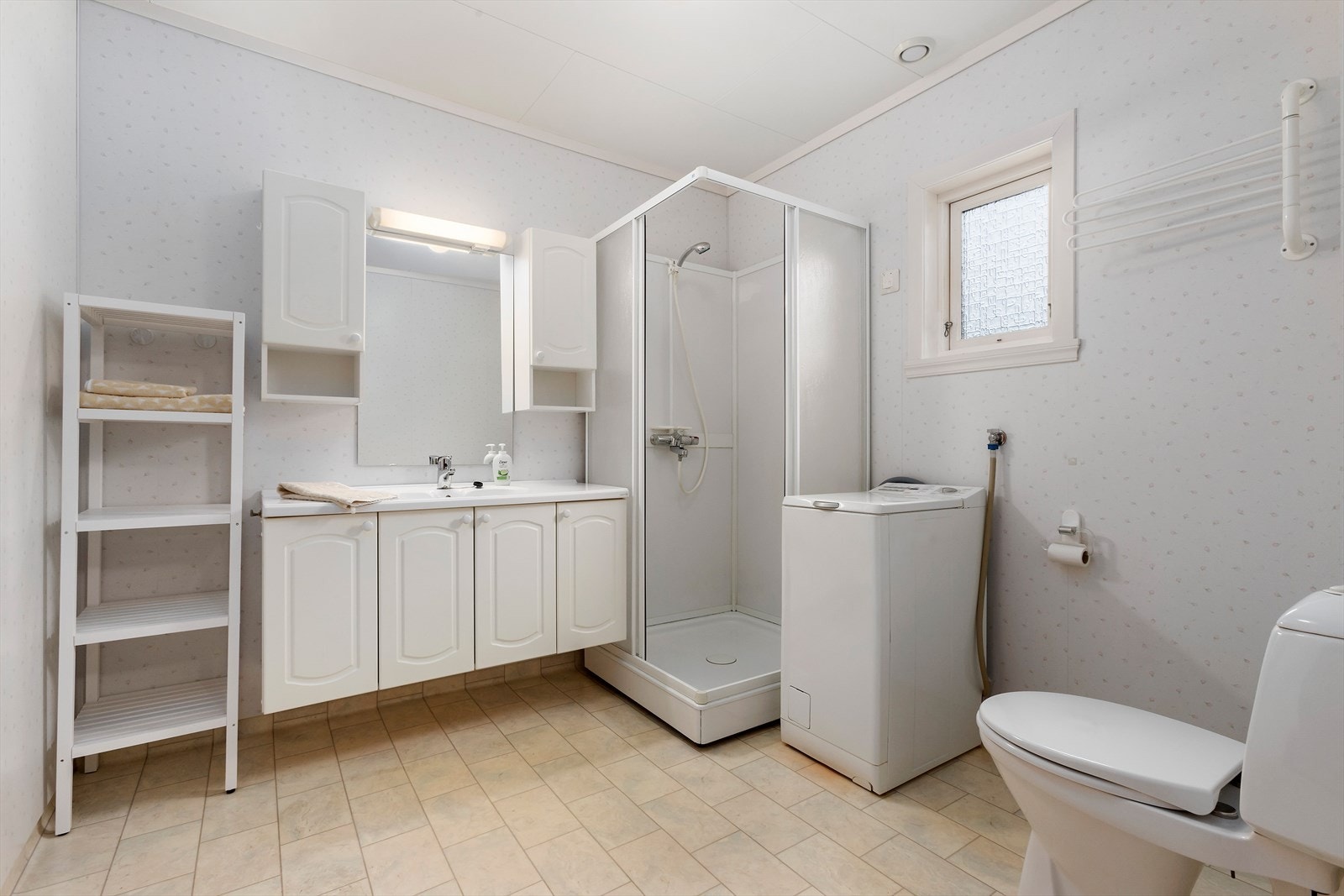 Badet er romslig, og har innredning som frittstående wc, servantinnredning med skap og veggskap, dusjkabinett og opplegg for vaskemaskin. Det er også mulighet for å lage til vaskerom i underetasjen for den som ønsker det. Galleribilde