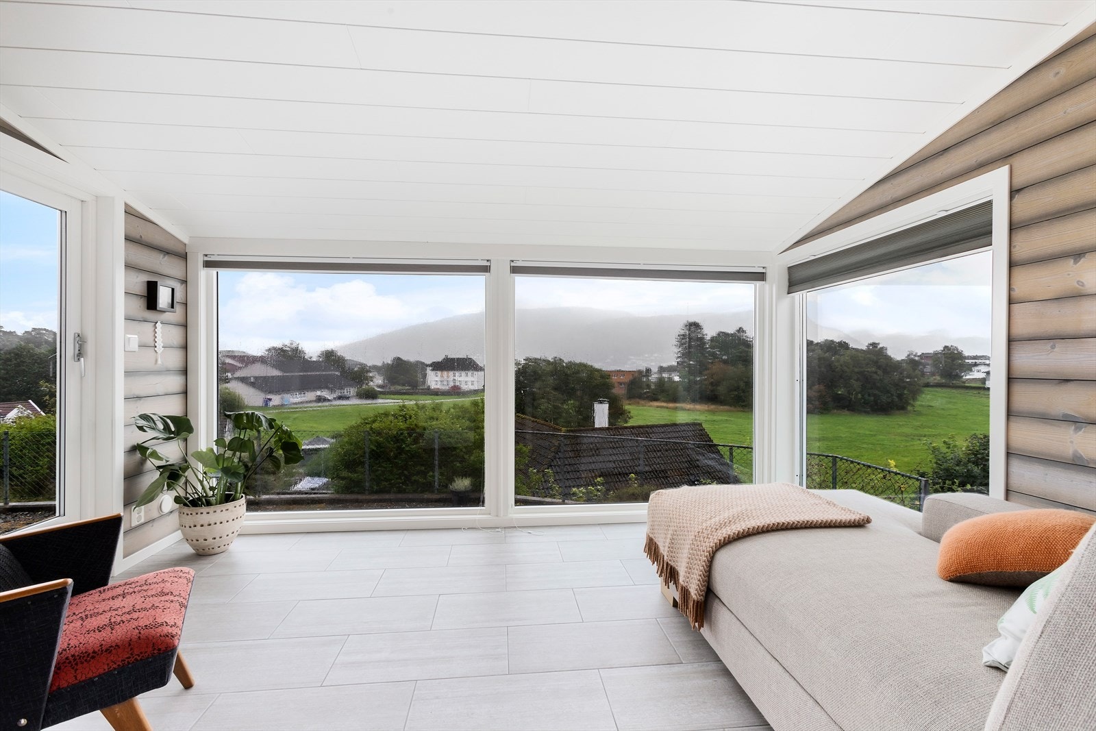 Flott moderne ekstra stue, med store vinduer for godt lysinnslipp og flott utsikt. Galleribilde