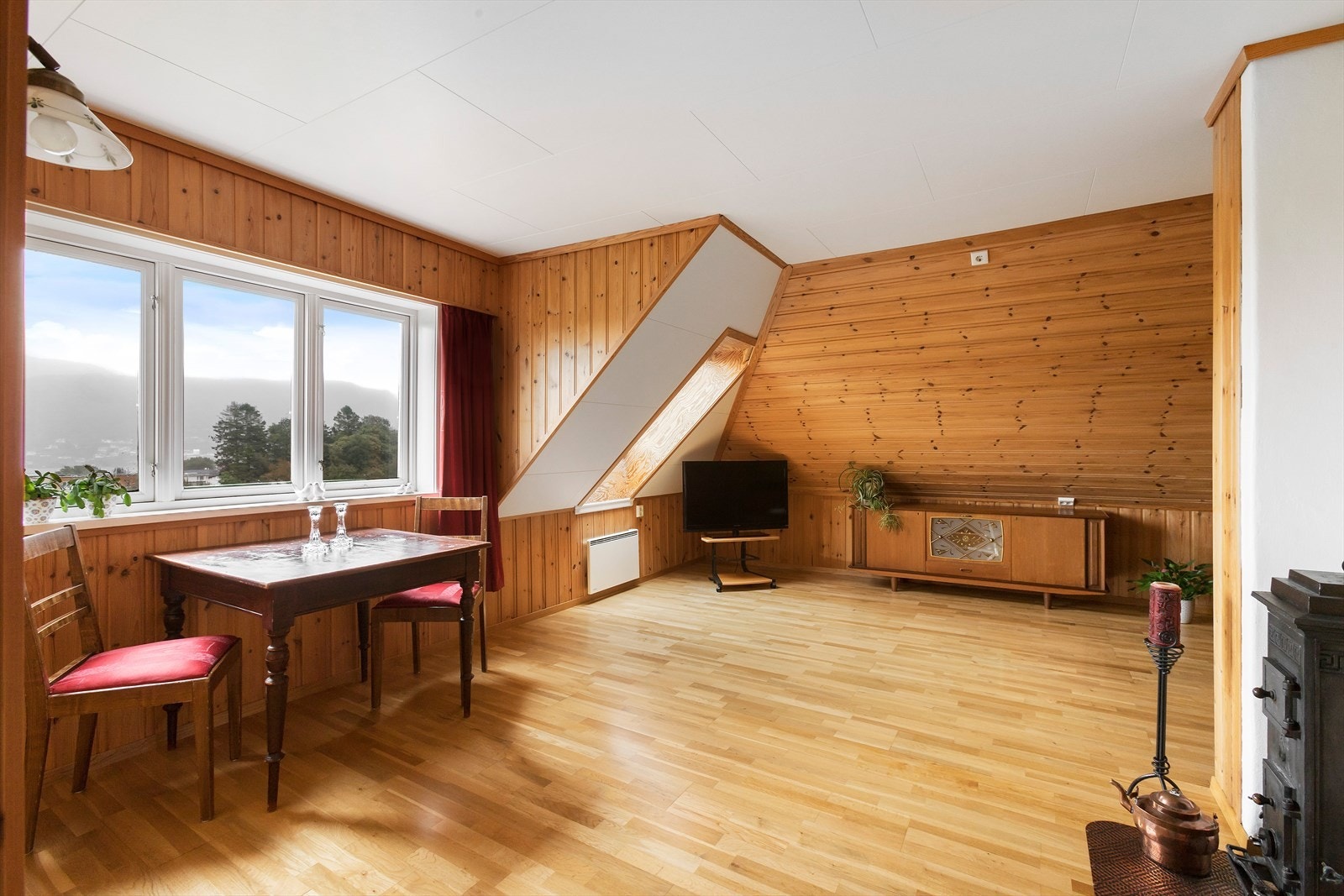 Også i denne etasjen er det en romslig stue. Galleribilde