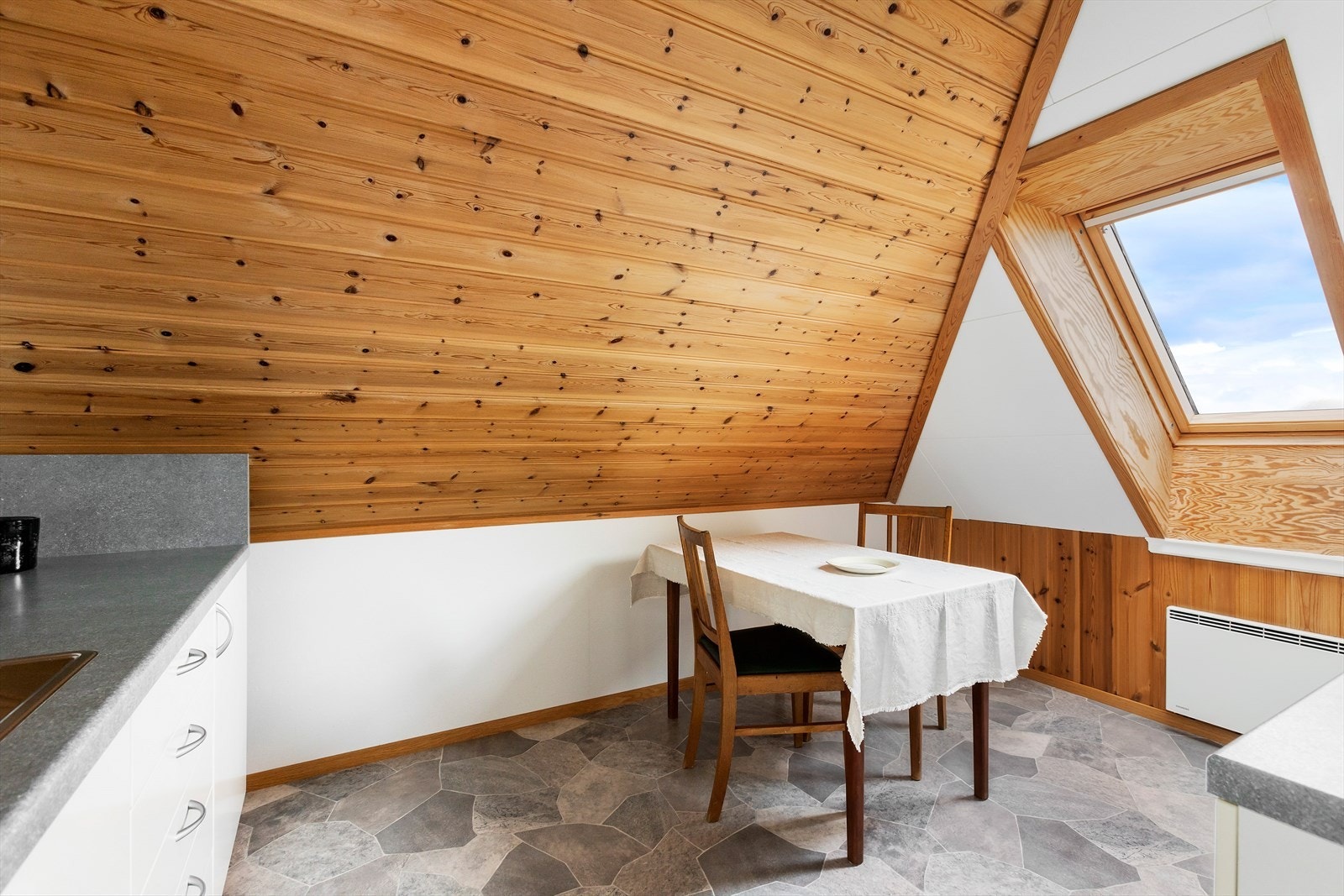 Man finner også et modernisert kjøkken her i denne etasjen. Galleribilde