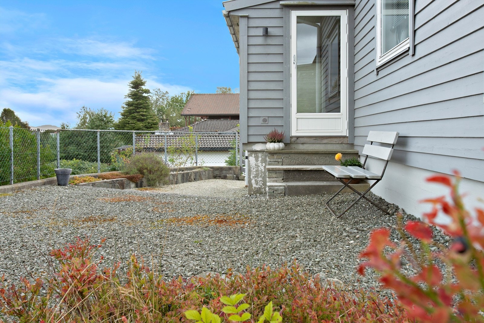 Direkte utgang fra sommerstuen til uteplass og hage. Galleribilde