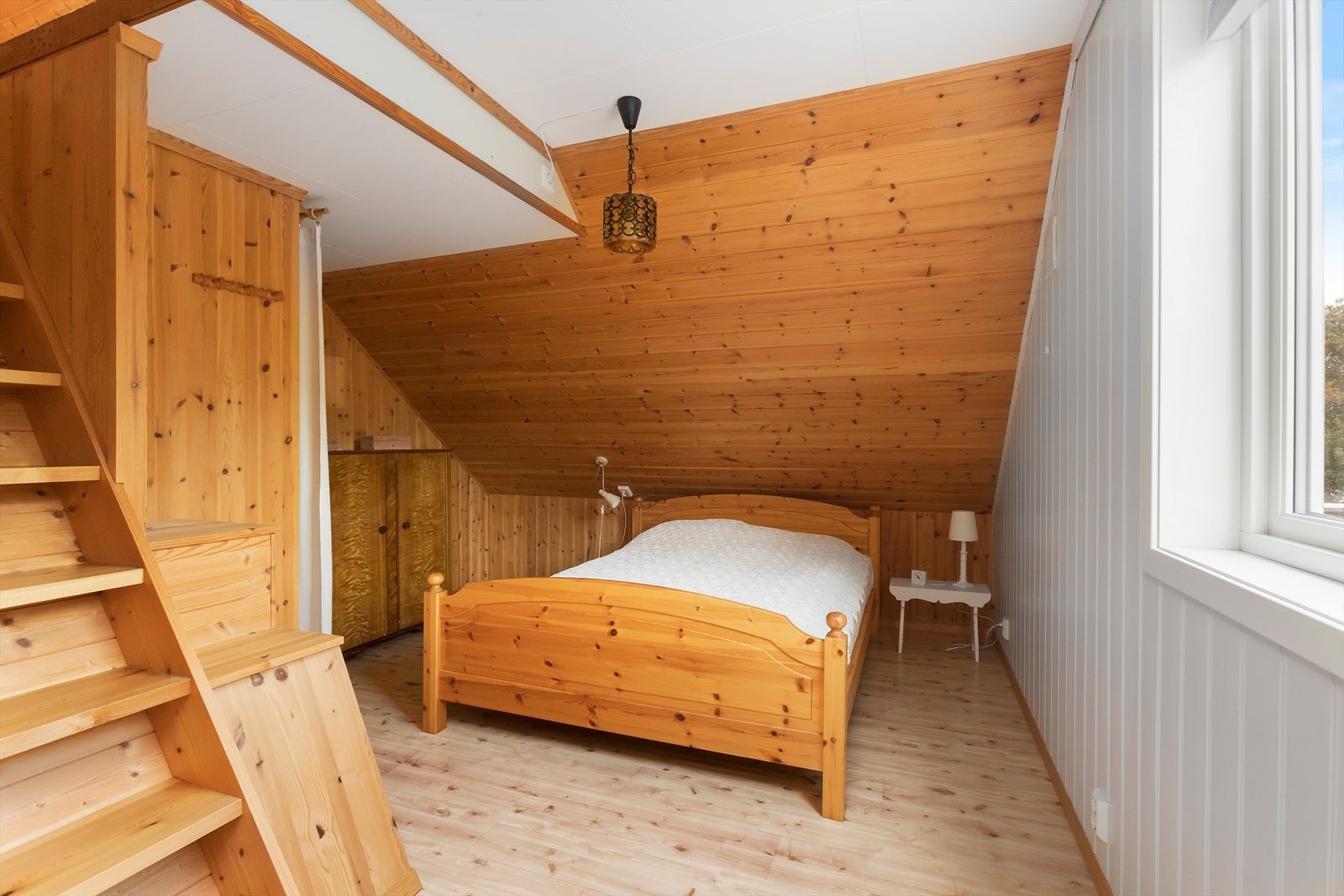Stort soverom, med god plass for garderobe og trapp opp til flott hems. Galleribilde