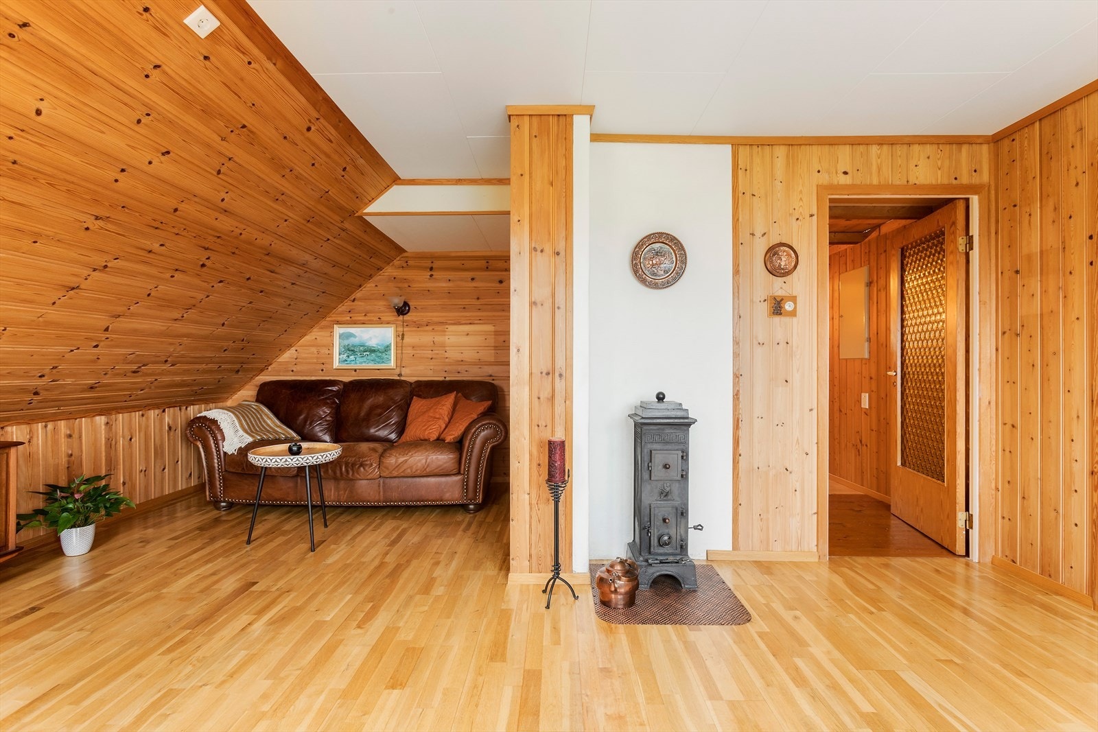 God plass for flere sittegrupper. I begge etasjene er det vedovn for varme og hygge. Galleribilde