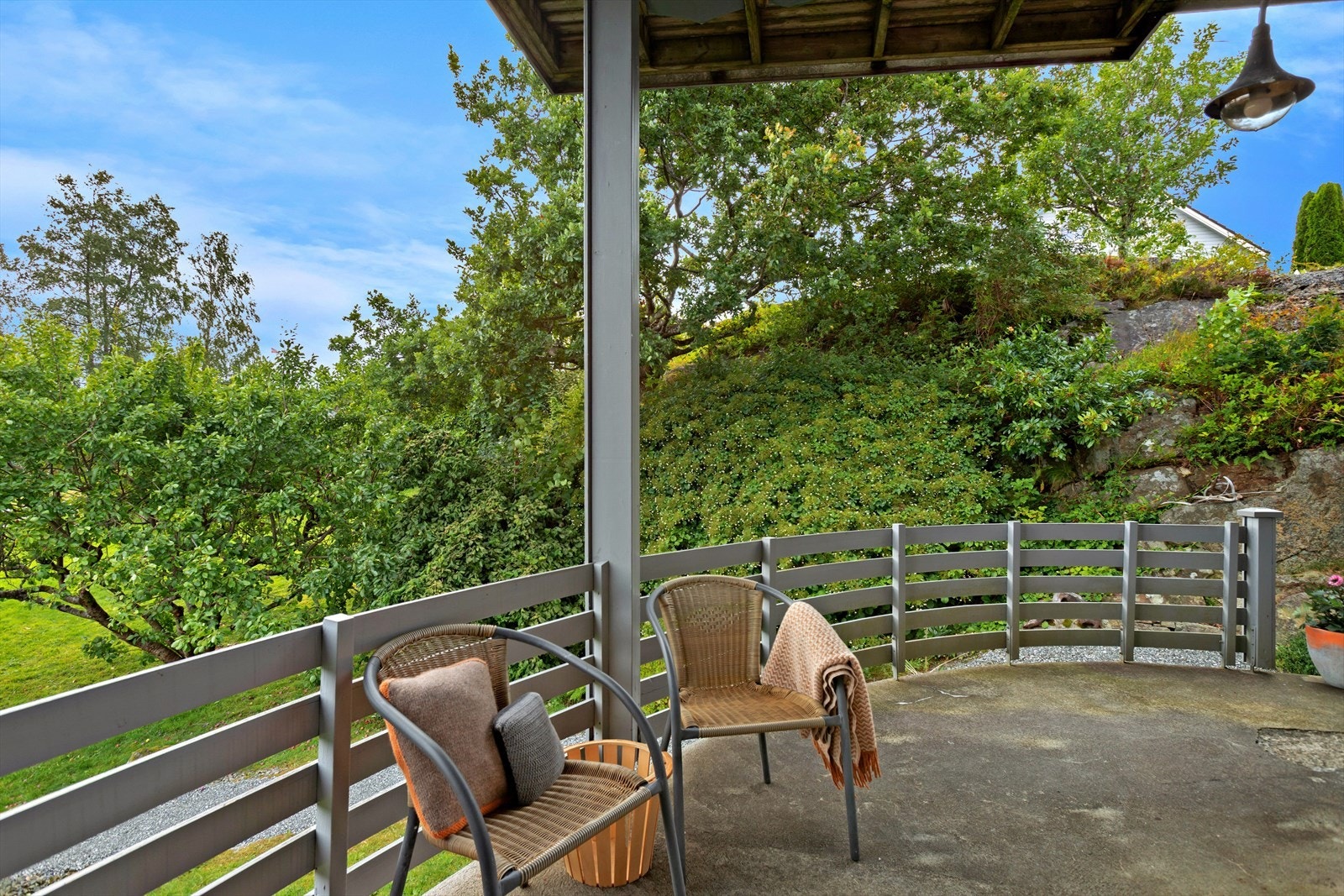 Uteplass ved hagen. Galleribilde