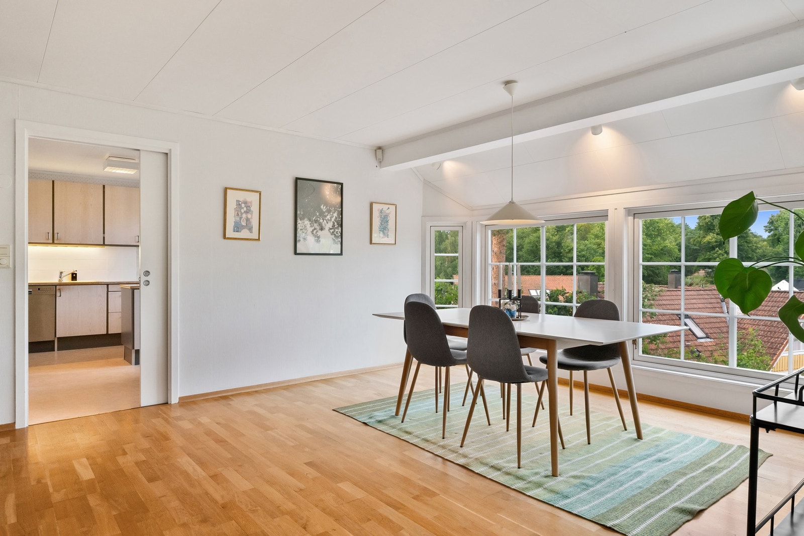 Boligens hovedetasje ligger høyt i forhold til nabobebyggelse som gir utsyn og dagslys Galleribilde