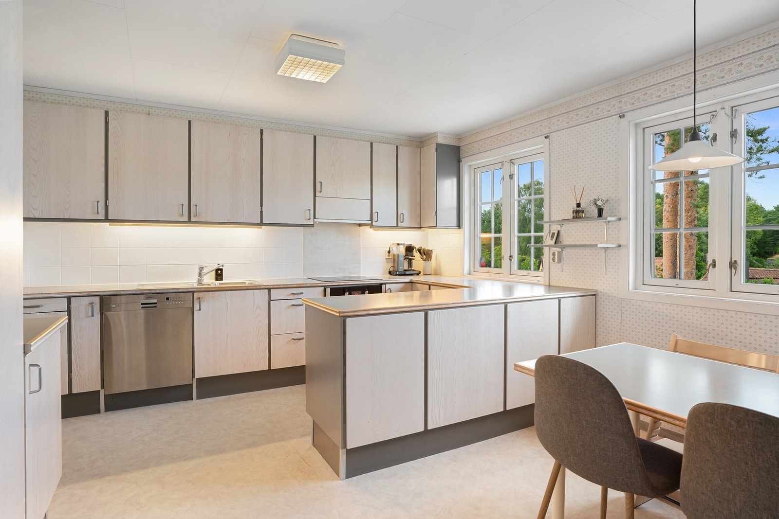 Stort kjøkken med enkel innredning Galleribilde