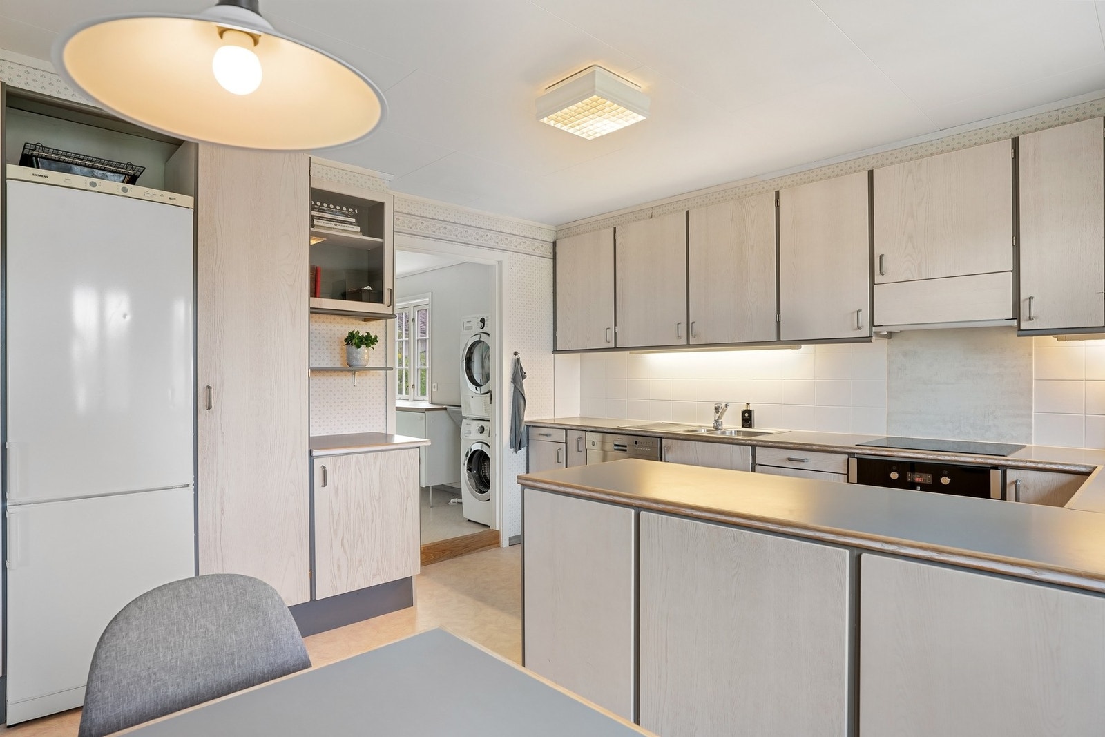 Fra kjøkkenet er det direkte inngang til vaskerommet Galleribilde