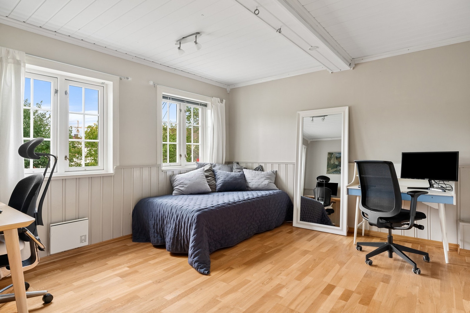 Kjellerstue med store vinduer (sokkeletasje over bakkenivå) Galleribilde