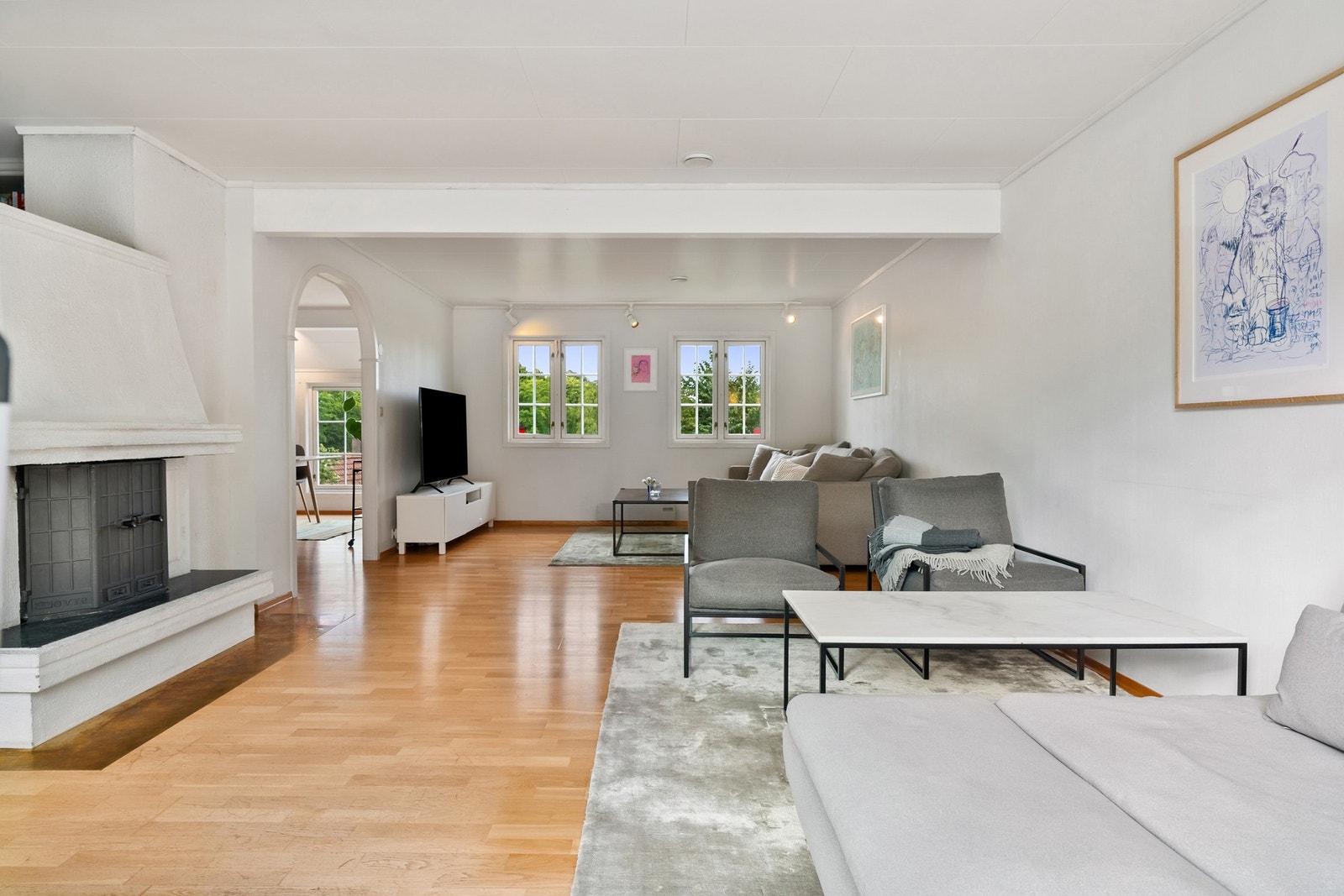 Stuen har peis og god plass til innredning Galleribilde