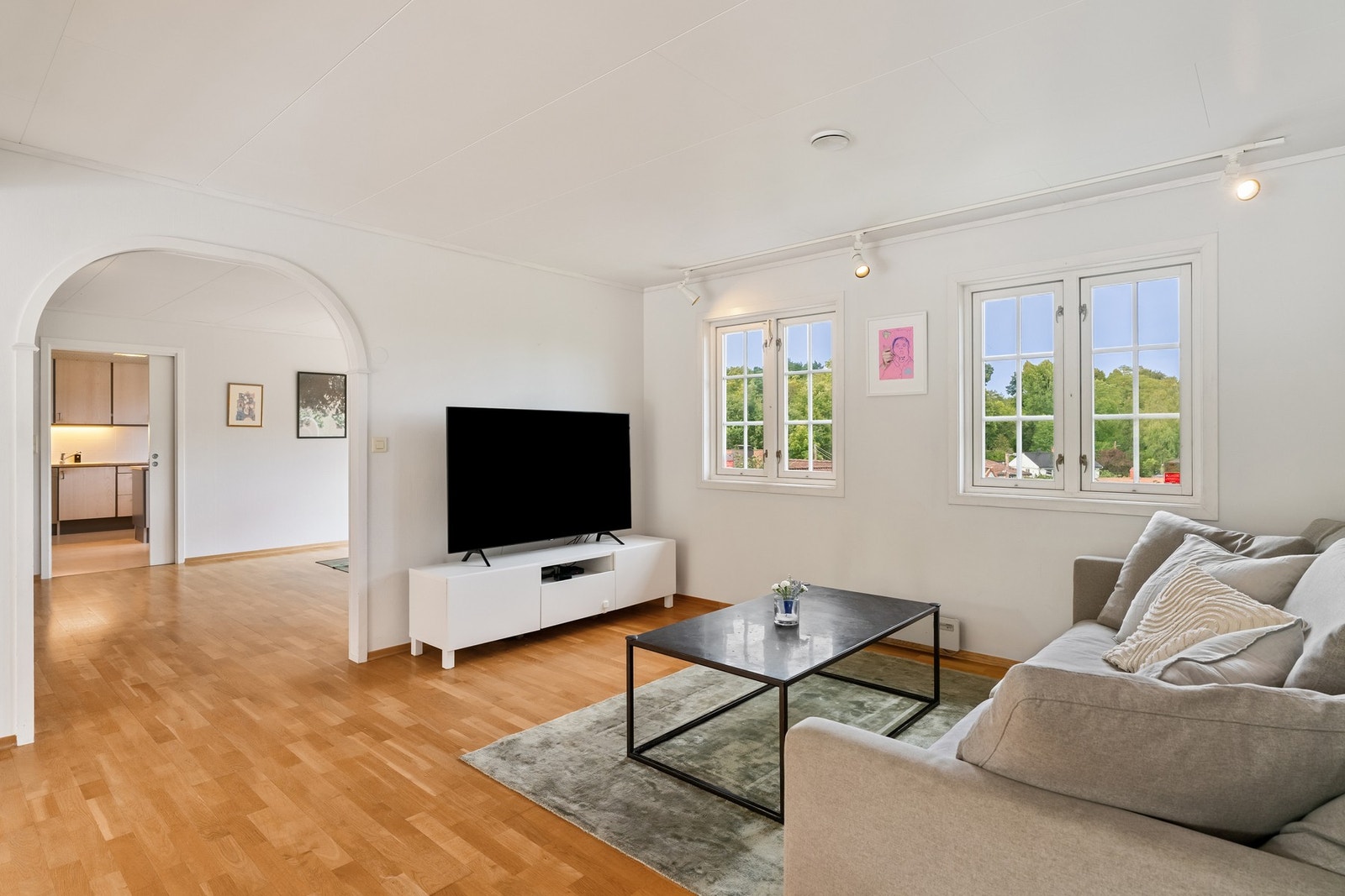 Fra stuen er det direkte inngang til spisestuen Galleribilde