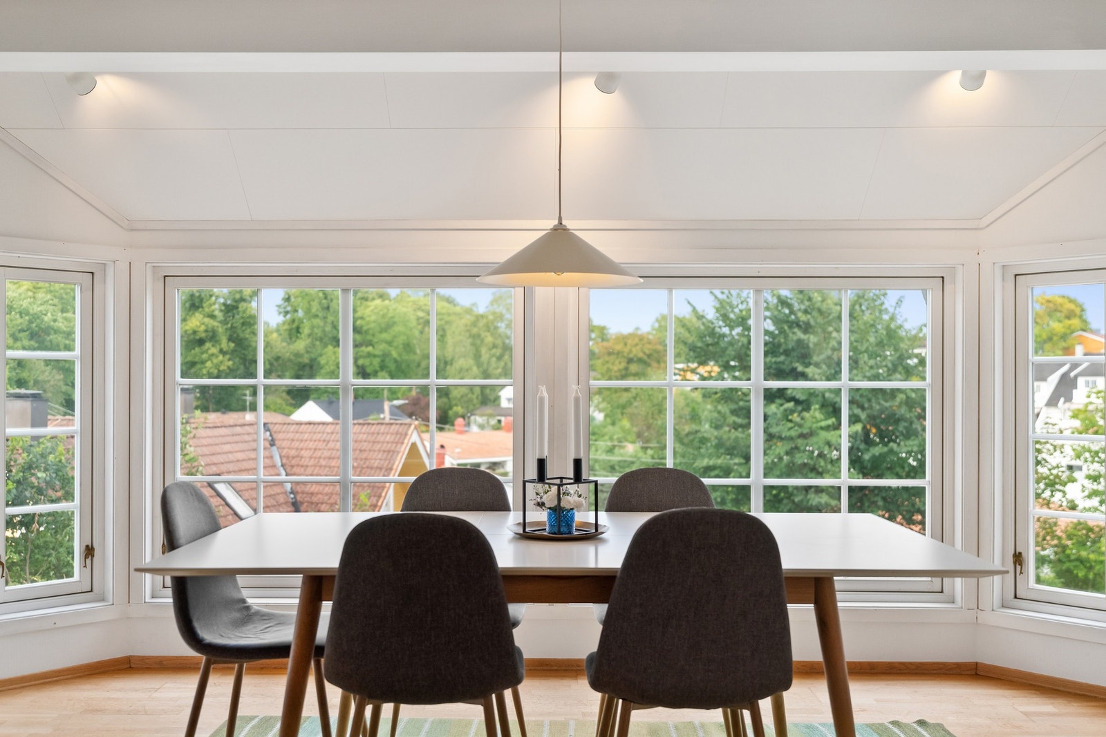 Flott utsyn fra spisestuen mot nærområdet Galleribilde