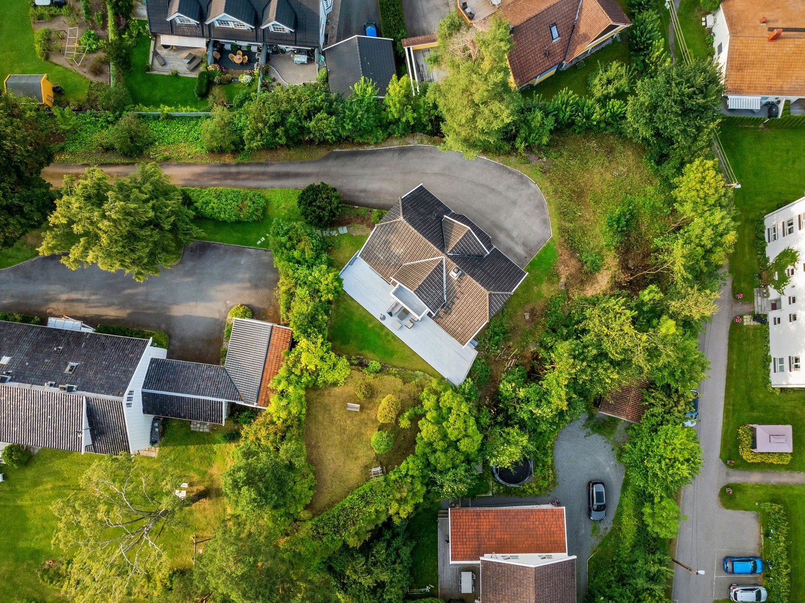 Oversiktsbilde viser tomtens flere nivåer Galleribilde
