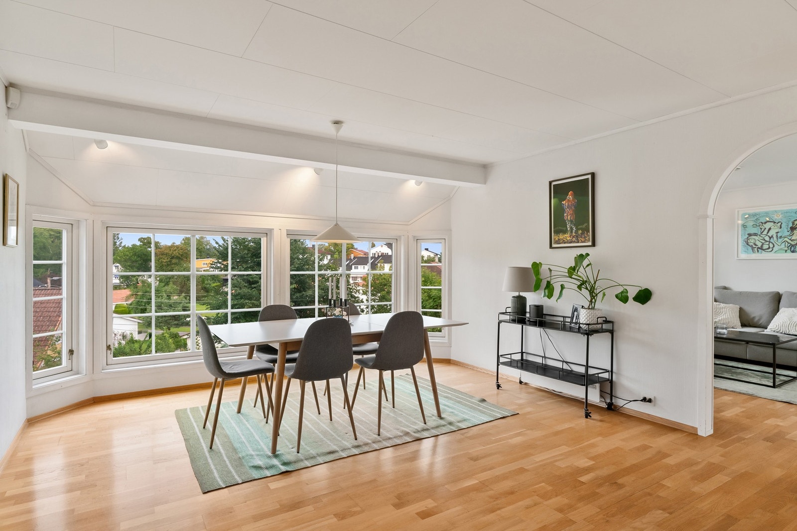 Spisestue med store vindusflater slipper natur og lys inn Galleribilde