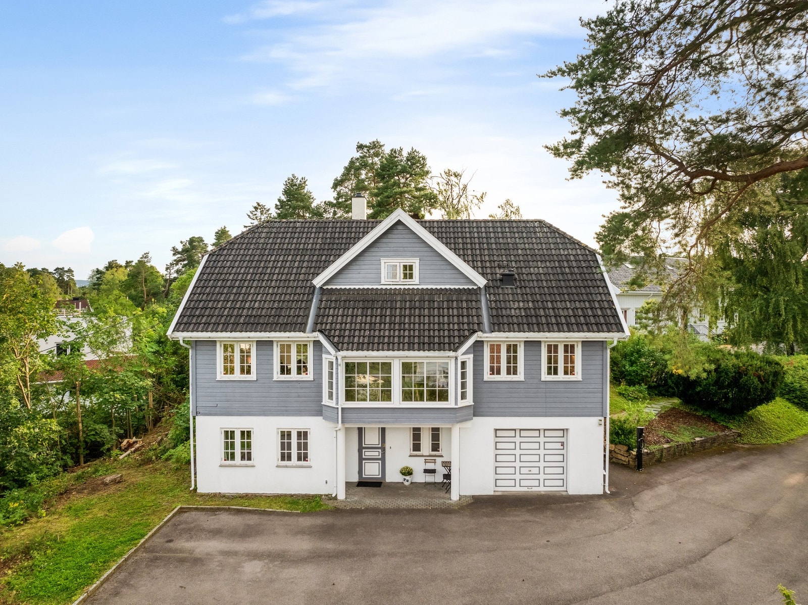 Eneboligen ble bygget i 1991 og har adkomst via privat stikkvei fra naboeiendommen som også er til salgs Galleribilde