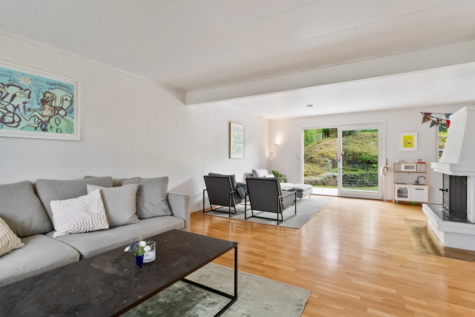 Direkte inngang fra terrasse til hovedetasje og stue Galleribilde