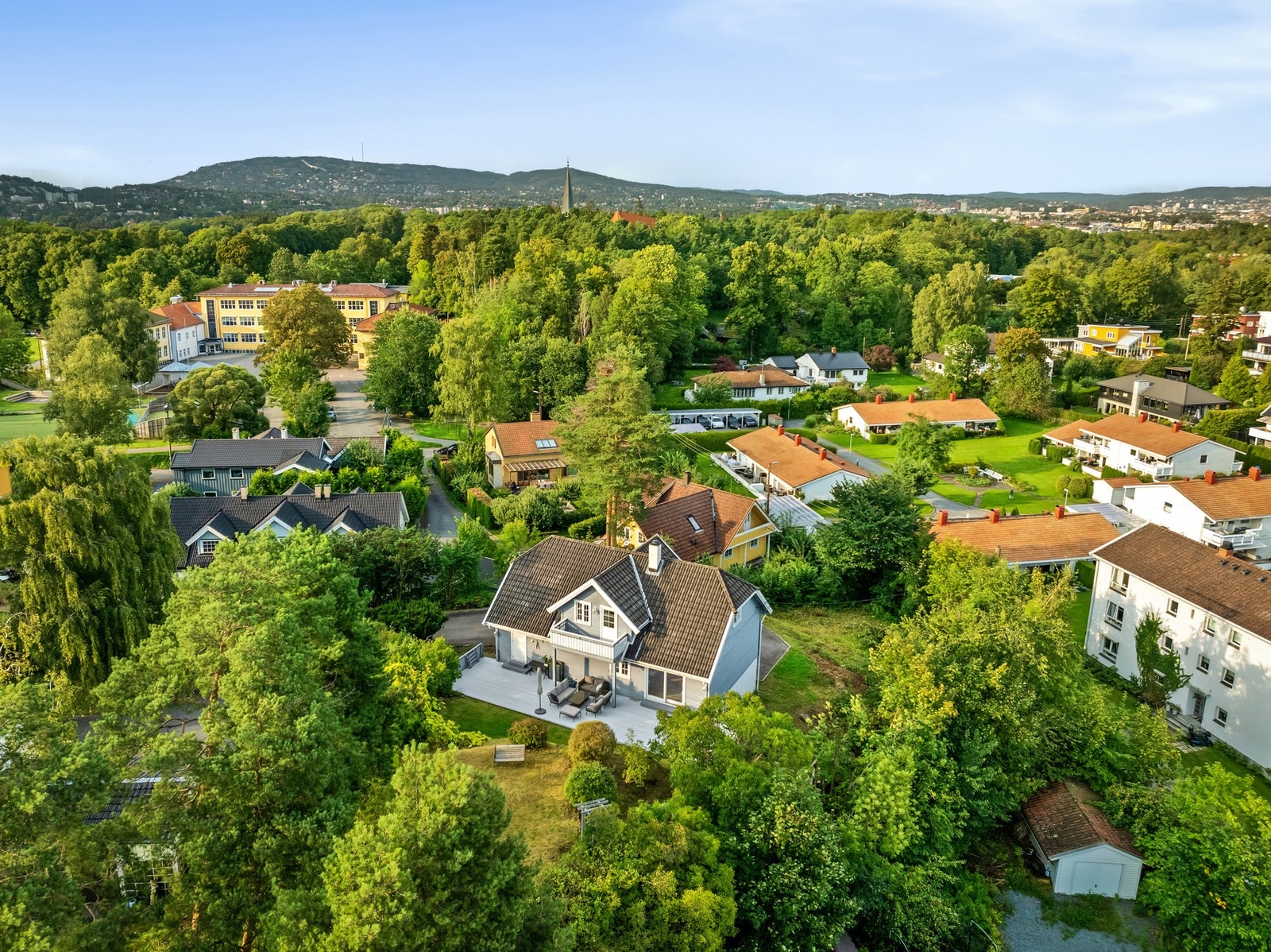 Eiendommen ligger usjenert til i naturskjønne omgivelser Galleribilde