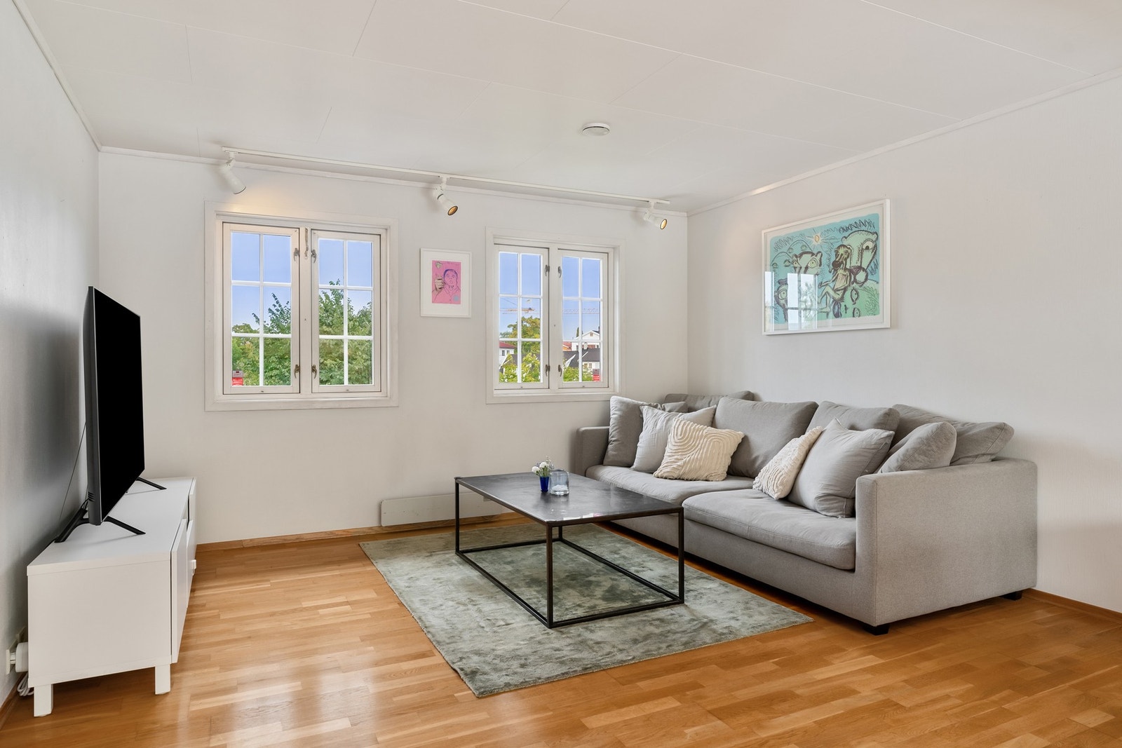 Stue med utsyn mot Bygdøy skole Galleribilde