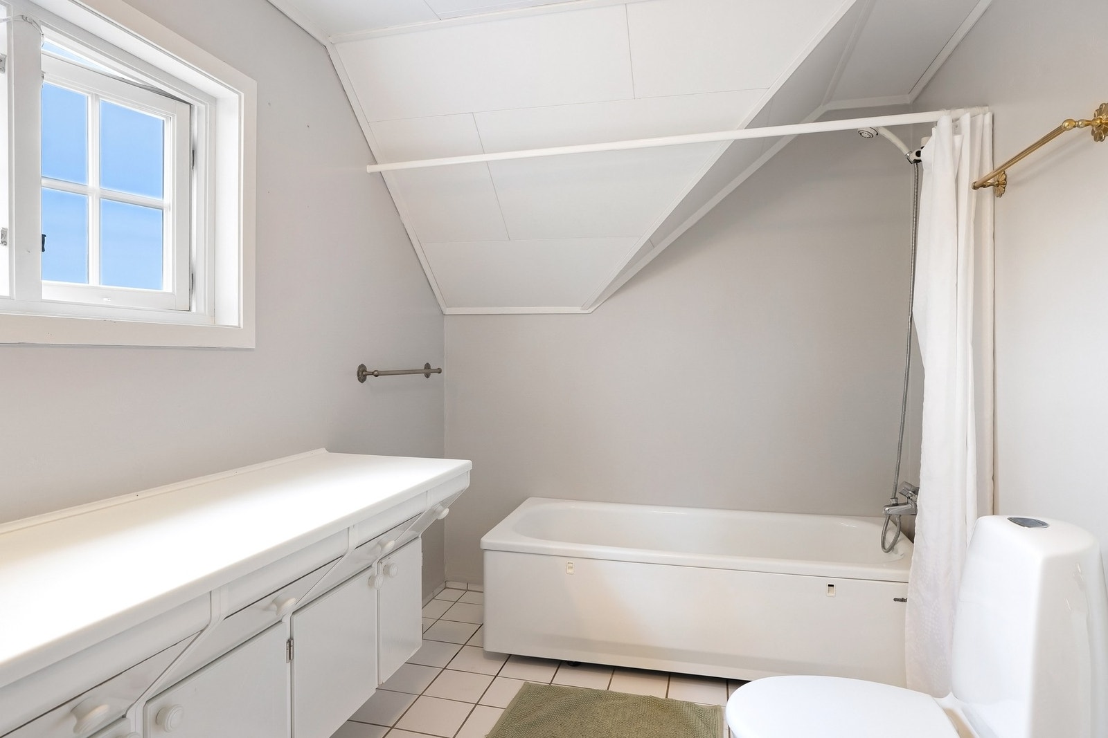 Bad/wc i 2.etasje med enkel innredning Galleribilde