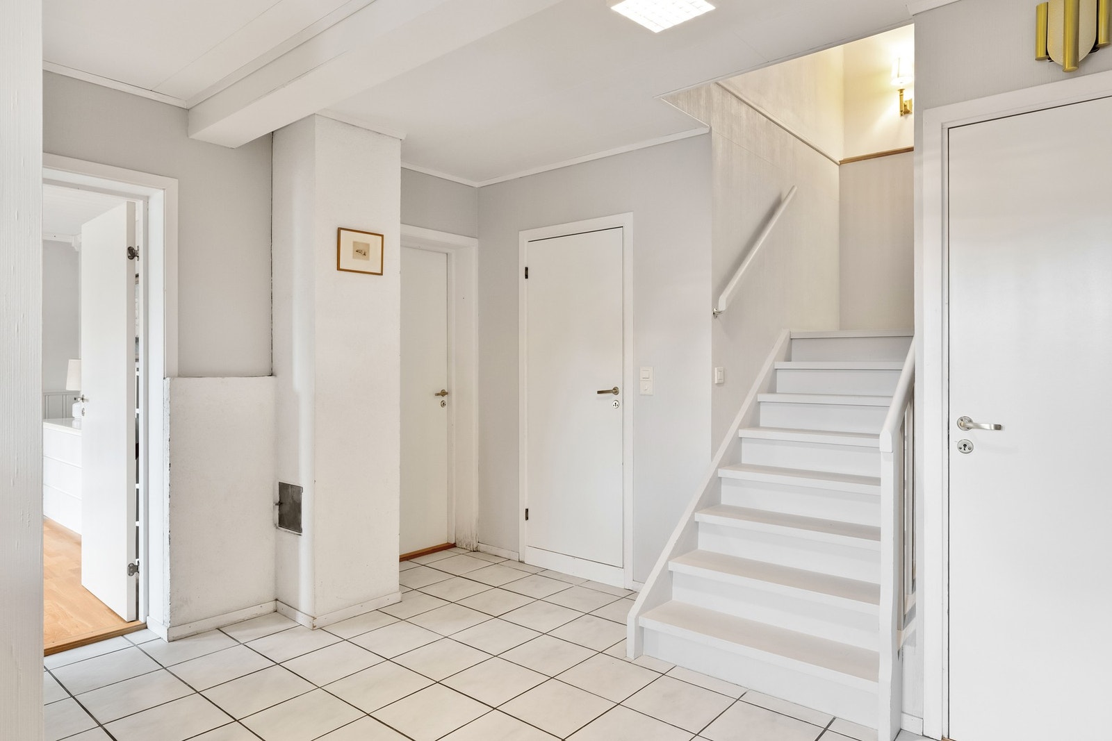 Trapp ned til underetasjen med entré Galleribilde