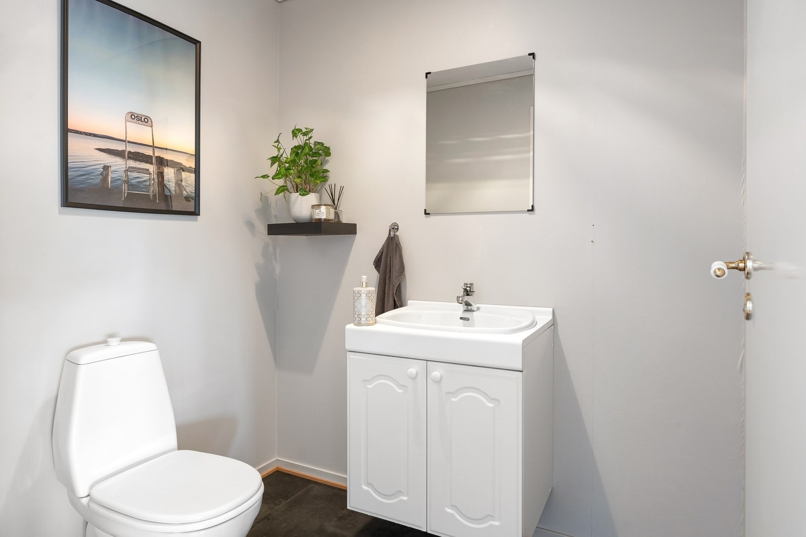 Gjestetoalett i hovedetasjen Galleribilde