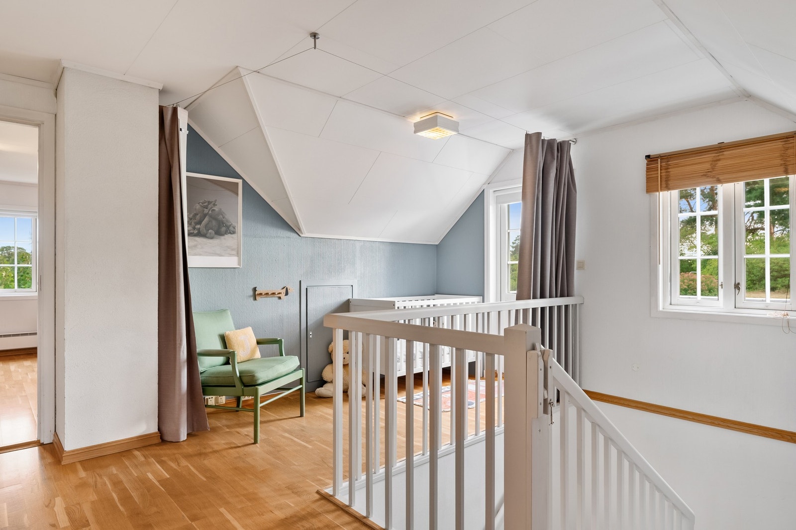 Boligens øverste etasje tilbyr 3 soverom, loftstue og bad Galleribilde