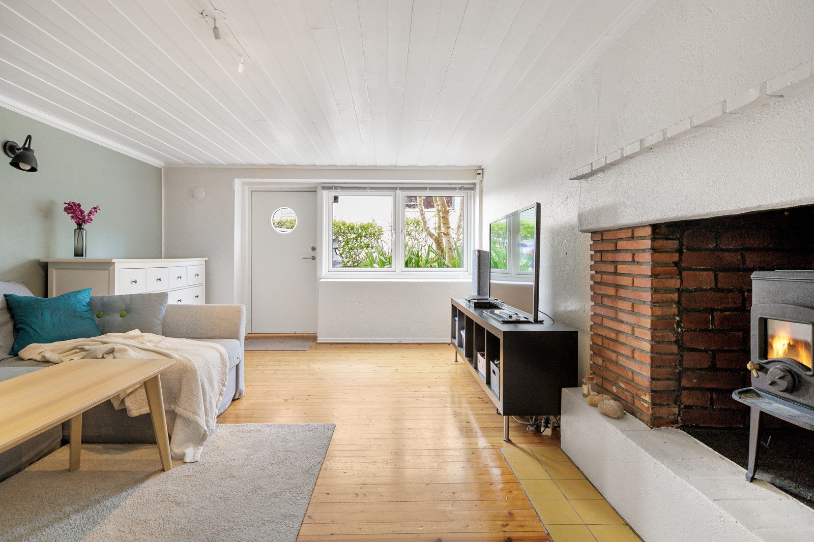 Kjelleretasjen i boligen er svært innholdsrik med blant annet kjellerstue, vaskerom, treningsrom og badstue. Galleribilde