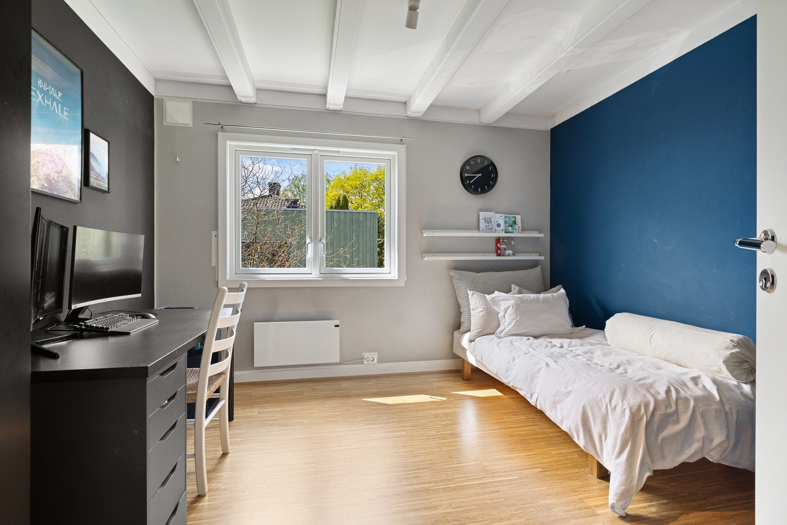 Det tredje soverommet har god plass til seng, nattbord og skrivebord. Rommet vil være perfekt som barn-/gjesterom/kontor. Galleribilde