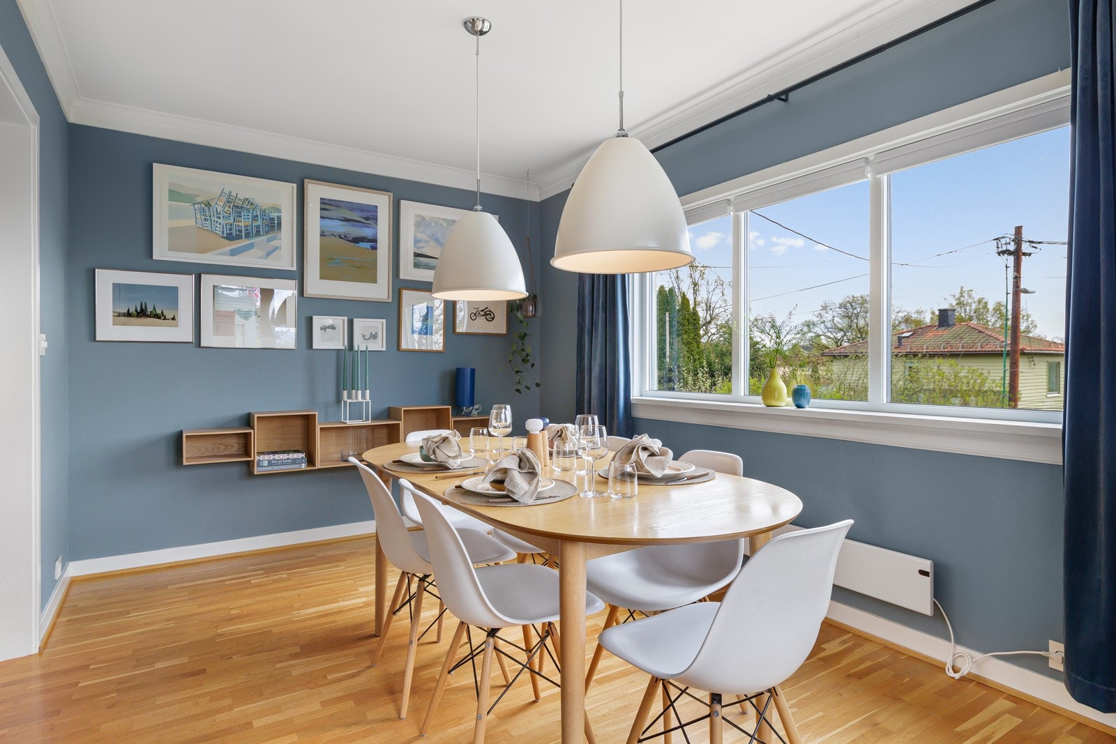 Her er det god plass til et spisebord og øvrig møblement, og de store vindusflatene slipper inn rikelig med naturlig lys. Galleribilde