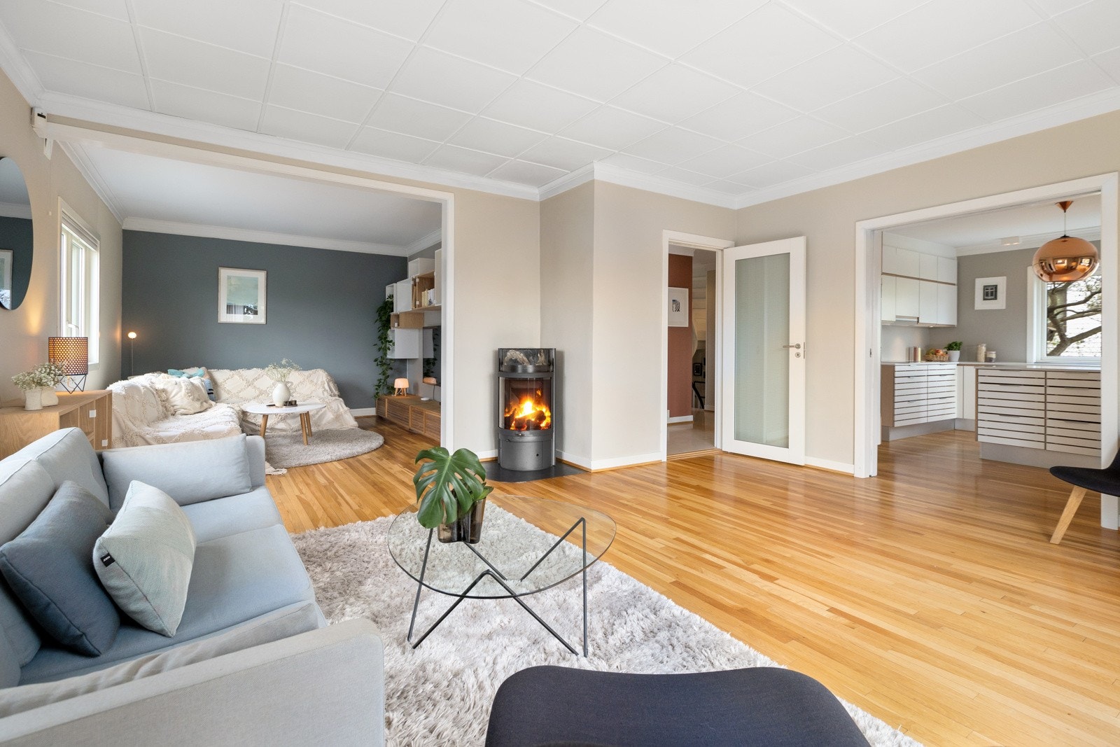 Lys og luftig stue med en allsidig utforming hvor det er rom for flere ulike innredningsmuligheter. På gulv er det parkett og overflatene er lysmalte med en kontrastvegg. Galleribilde