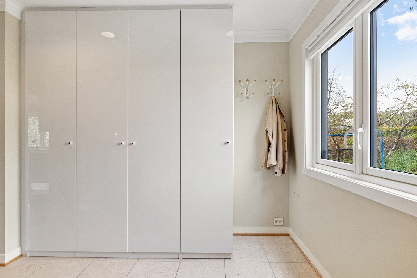 Entréen har rikelig med oppbevaring i et stort garderobeskap, samt god plass til øvrig møblement. Galleribilde
