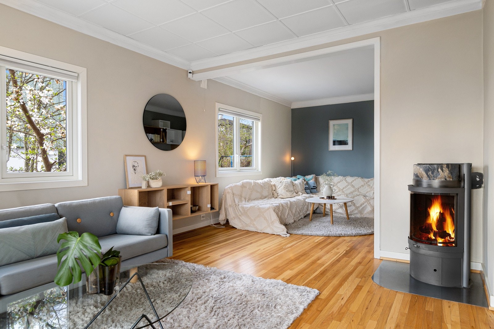 I stuen er det også en peisovn med glassdør som vil komme godt med i vintermånedene. Galleribilde