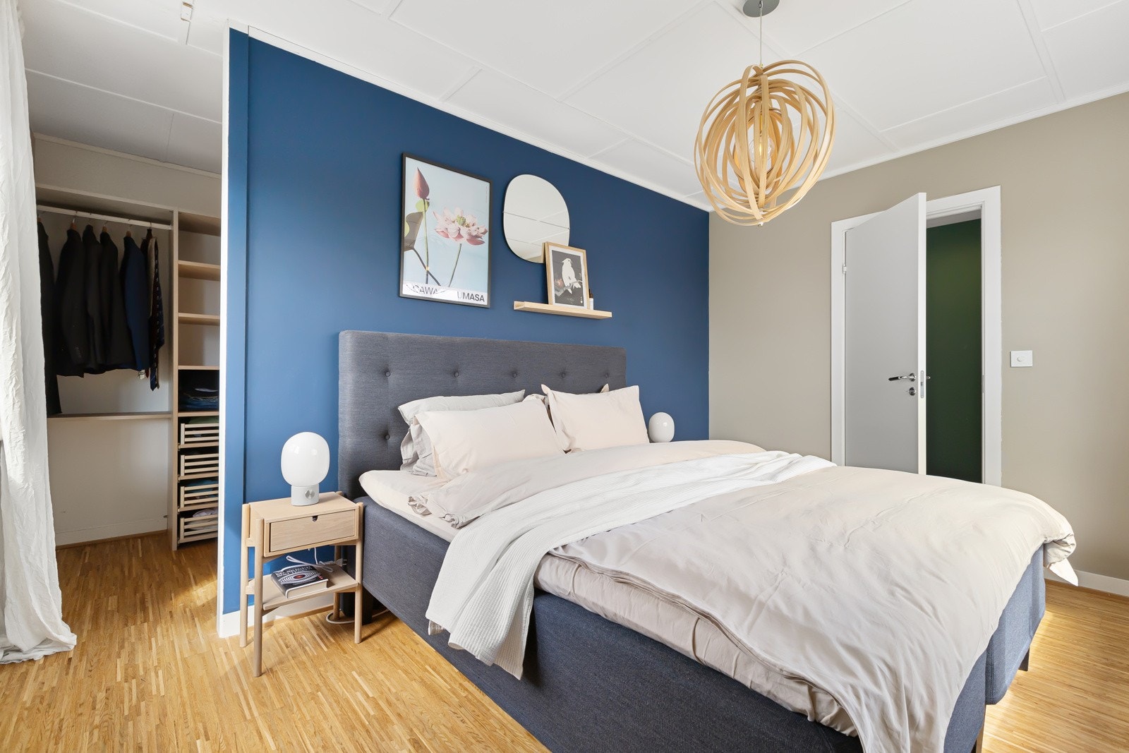 Her er det god plass til dobbeltseng med nattbord og øvrig møblement. Soverommet har svært godt med garderobeinnredning i walk-in-closet. Galleribilde