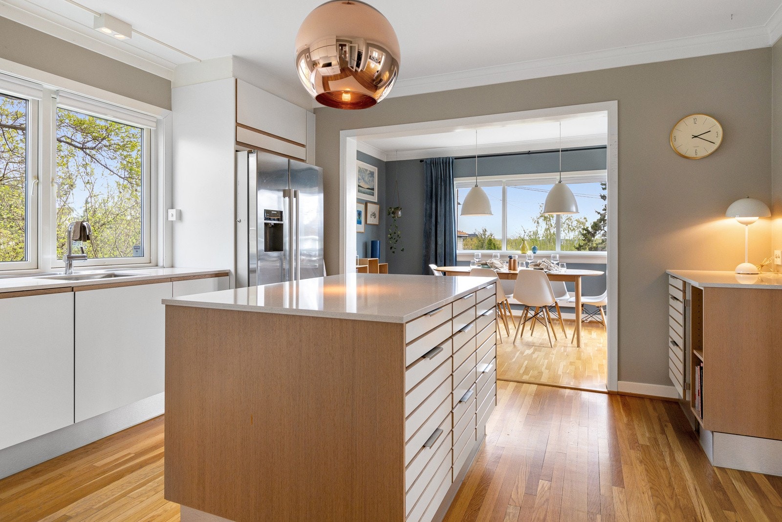 De integrerte hvitevarene består av induksjonstopp, to stekeovner og oppvaskmaskin, i tillegg til et frittstående kjøle-/fryseskap. Videre på kjøkkenet er det også montert automatisk vannstopper. Galleribilde