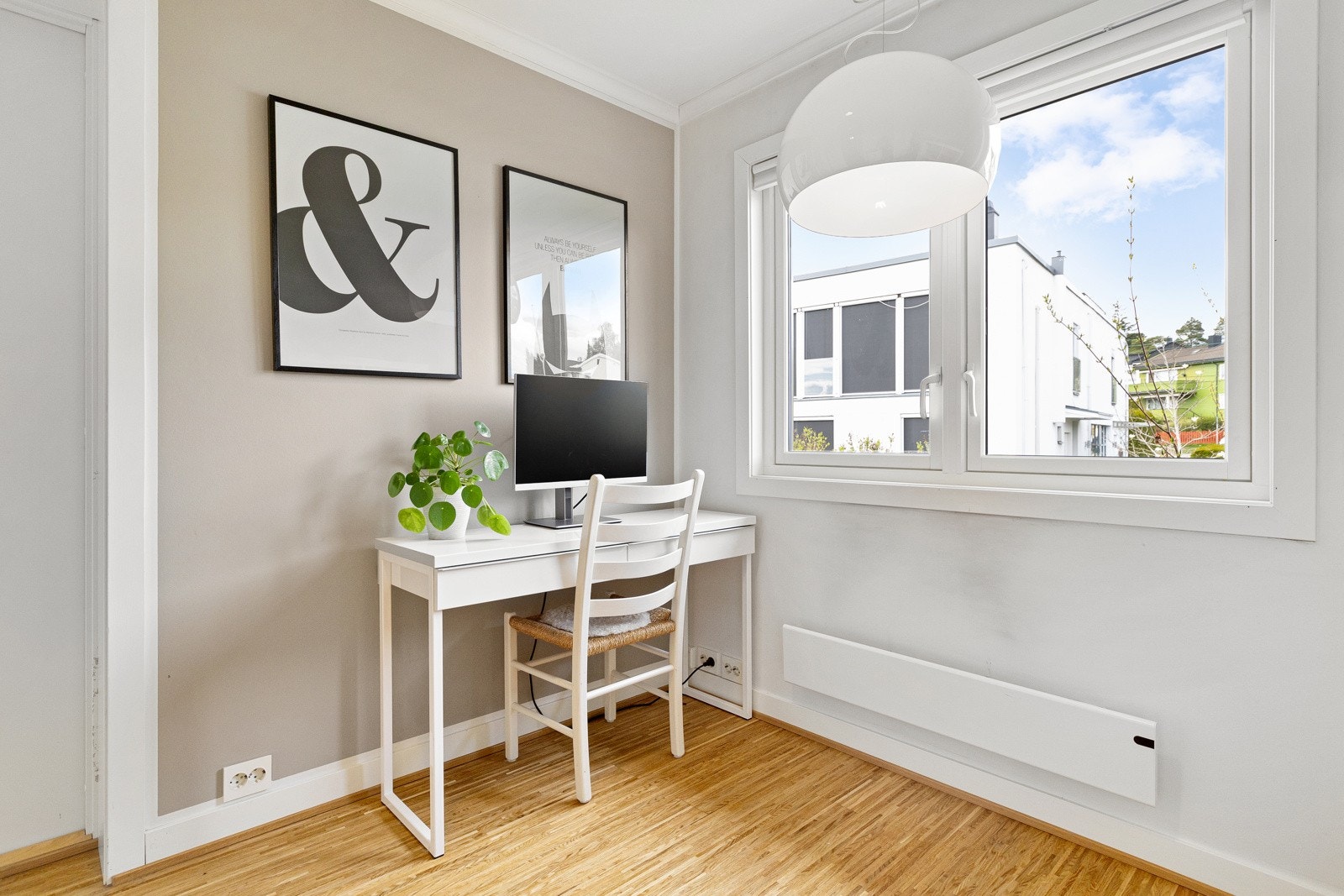 Trapperom i 2.etasje har stort vindu og er perfekt for hjemmekontor. Galleribilde