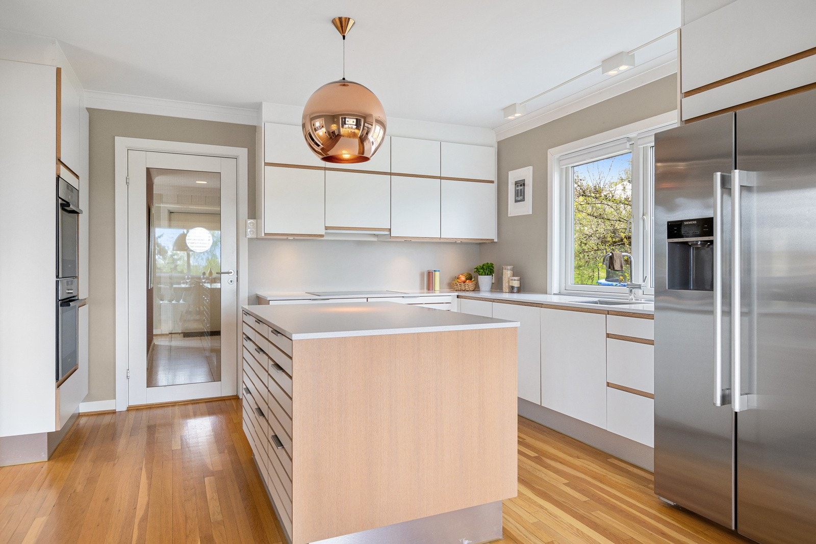 JKE kjøkkeninnredningen fra 2015 med glatte fronter, benkeplate i kompositt med underlimt kum og under over- og underskap er det montert belysning. Galleribilde