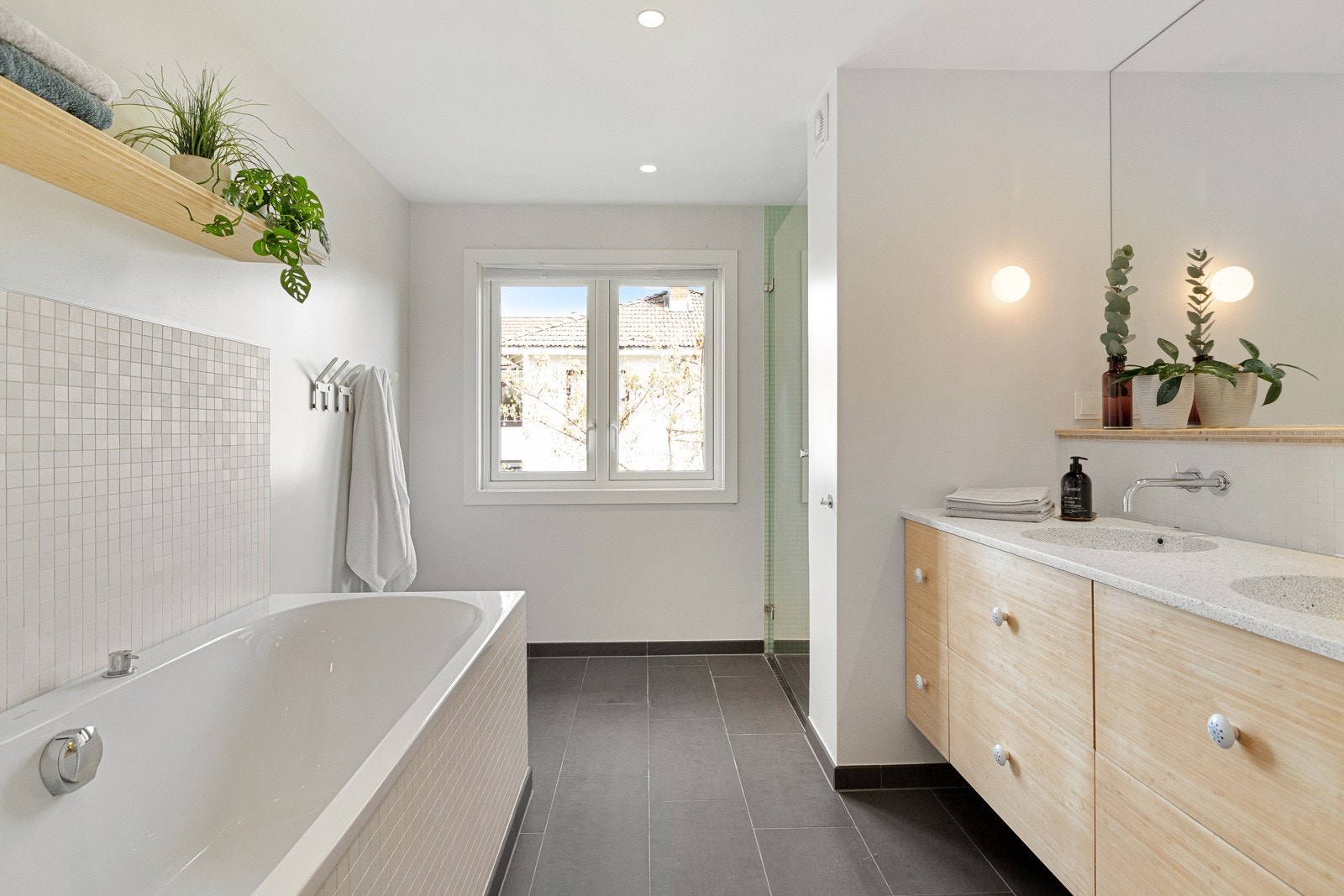 Innredning består av benkeskap med glatte fronter, to servanter i helstøpt plate, speil, veggfestet toalett, innbygget badekar med inspeksjonsluke og lufting og dusjnisje med innfellbar glassdør. Galleribilde