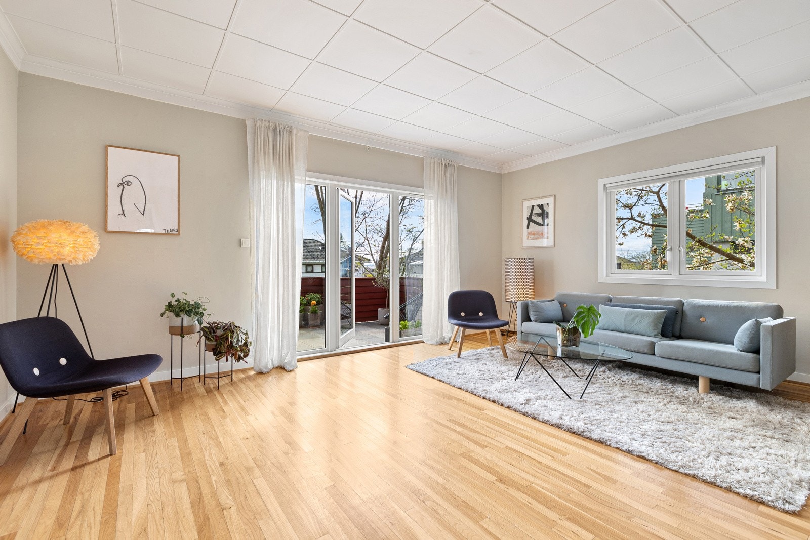 Stuen har gode lysforhold fra flere store vindusflater og utgang til terrassen. Galleribilde