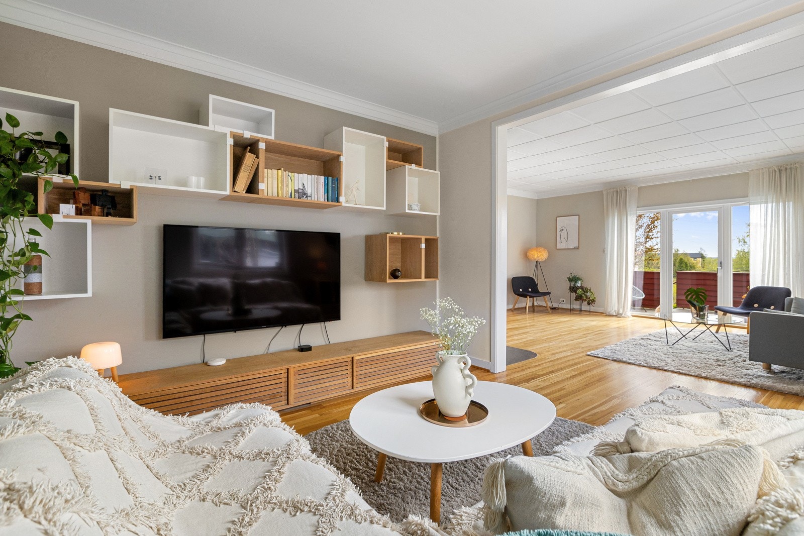 I dag er stuen fordelt inn i ulike soner og det er god plass til alt man skulle ønske og trenge. Den innerste delen av stuen blir brukt til tv-seksjon med sofa og tilhørende møblement. Galleribilde