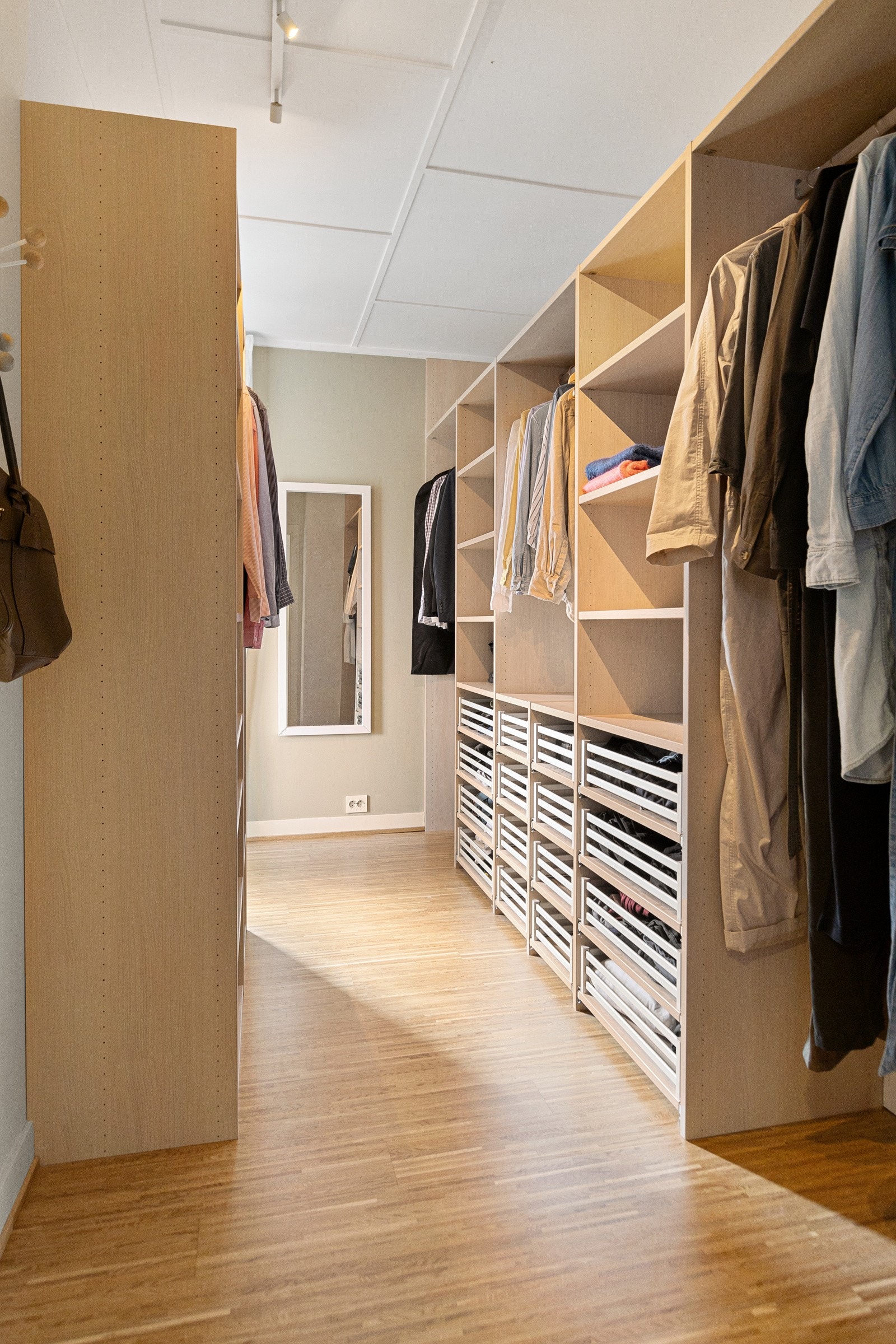 Walk-in-closet. Galleribilde