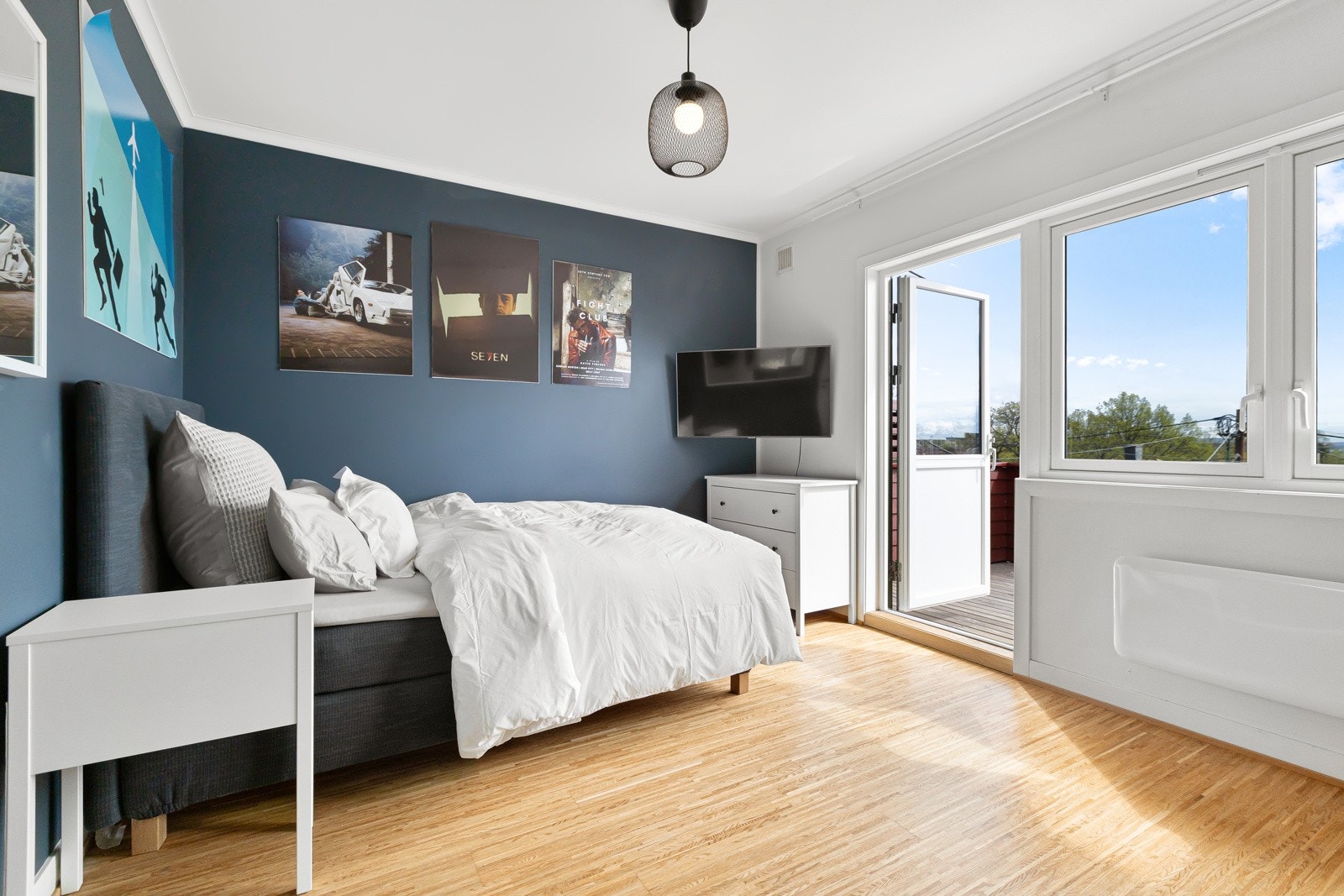 Det andre soverommet har god plass til seng, nattbord og garderobeskap. Rommet har utgang til en terrasse. Galleribilde