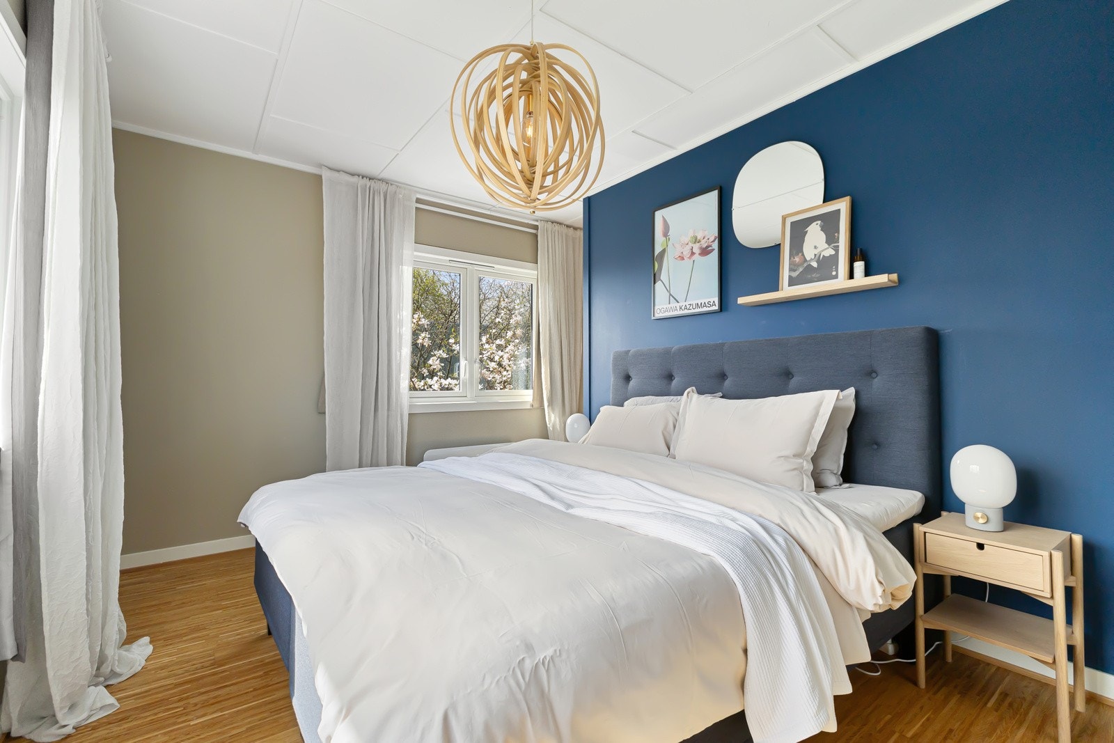 I 2. etasje finner man totalt tre soverom. Det første soverommet har parkett på gulv og lys- og blåmalte overflater. Galleribilde