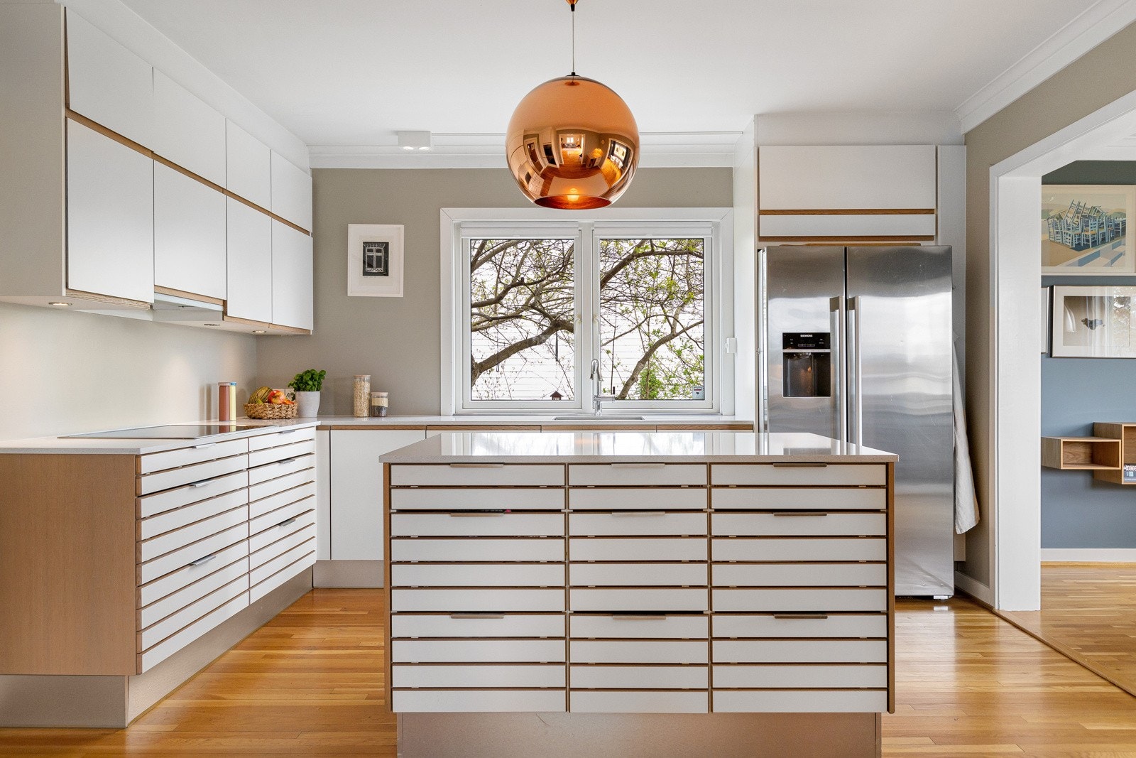 Kjøkkenet ligger i tilknytning til stuen. Galleribilde