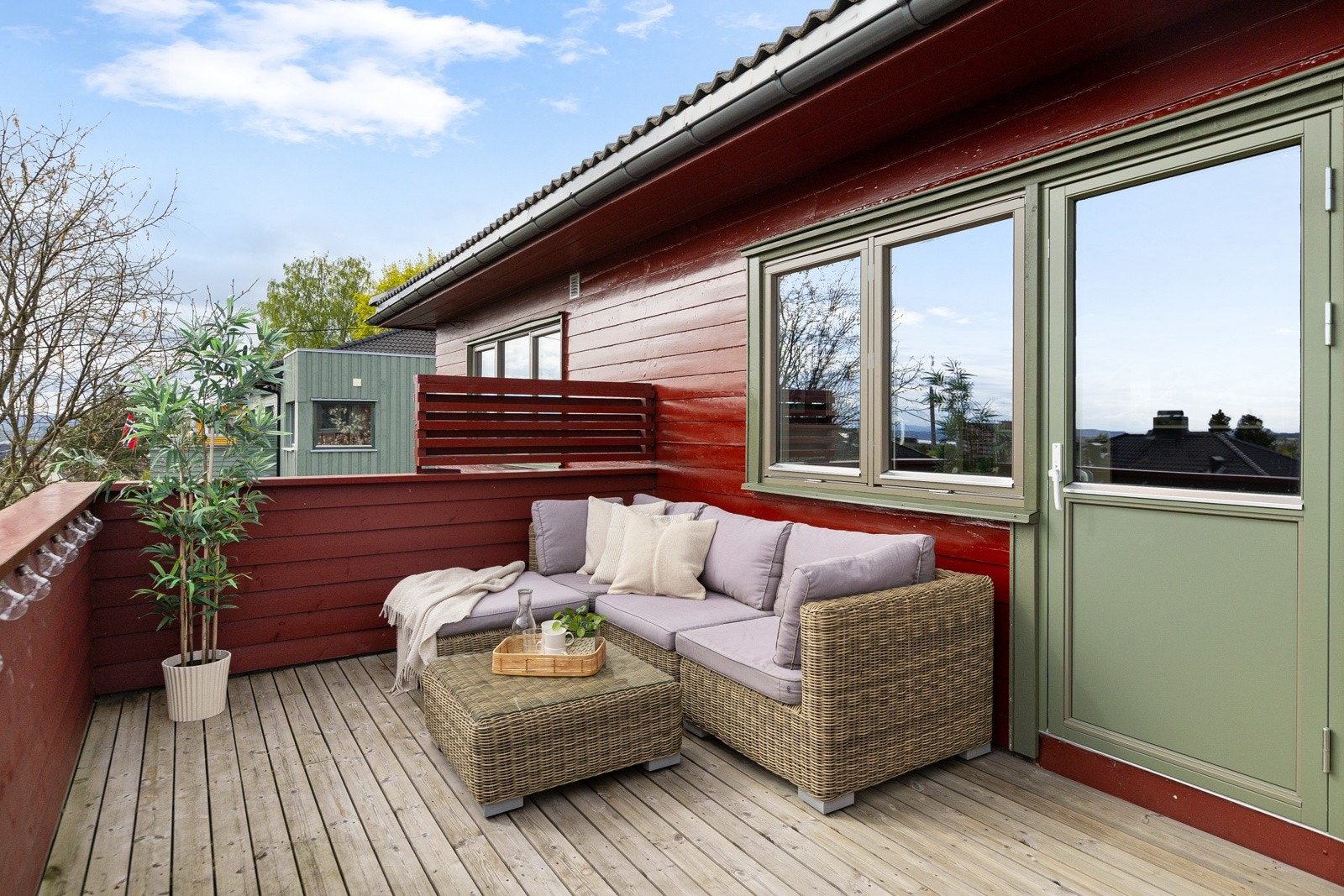 Sør- og vestvendt takterrasse i trekonstruksjon på ca. 14 kvm med terrassebord på bjelkelag og rekkverk i malt tre. Galleribilde