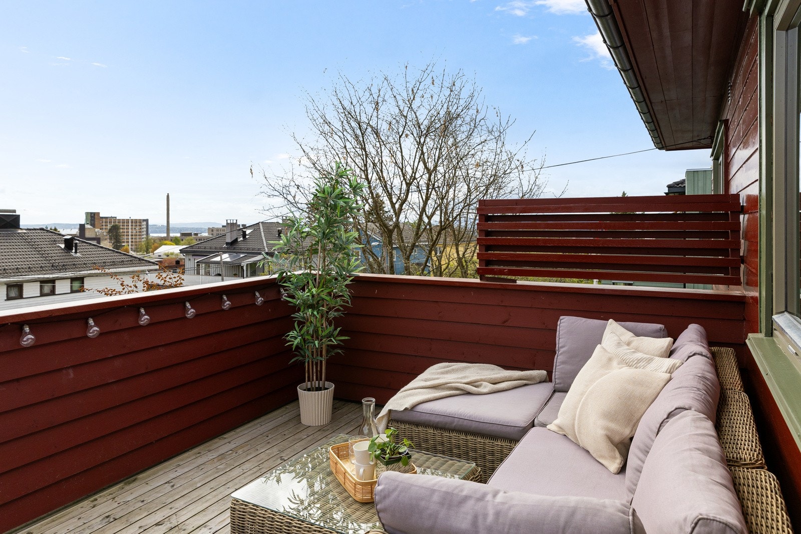 Her er det god plass til utemøblement, hvor man kan nye sommerdager og -kvelder, og den flotte utsikten. Terrassen utgjør taket over spisestuen. Galleribilde